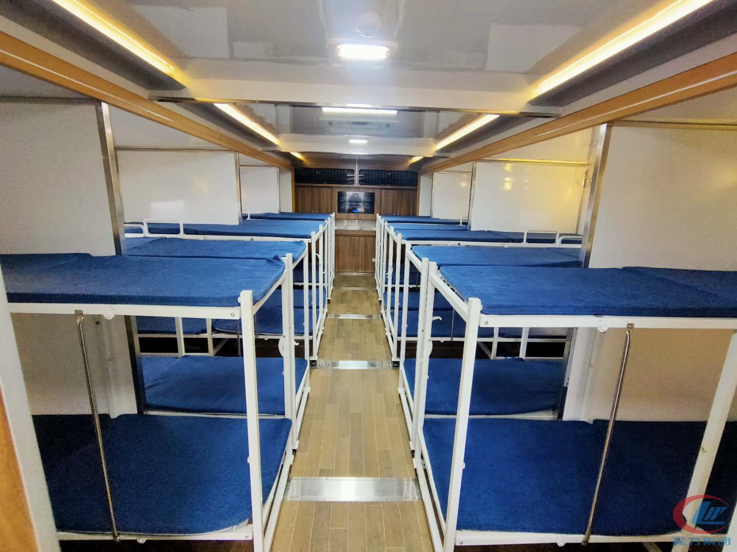 重汽豪沃T5G宿營(yíng)車(chē)