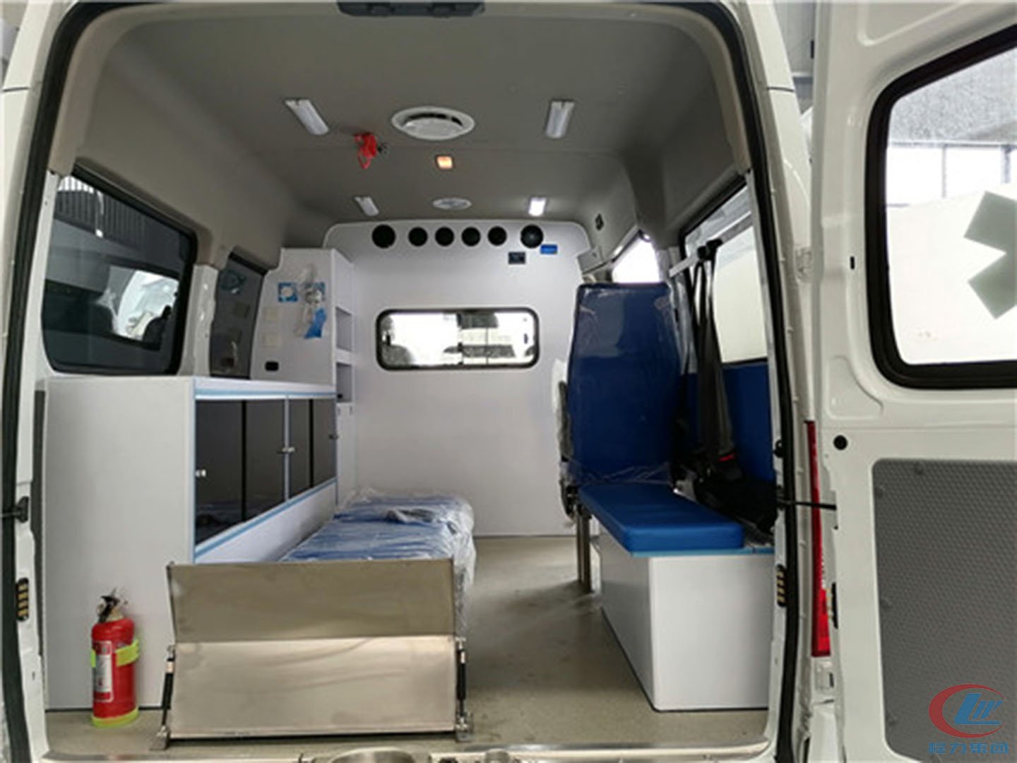 國(guó)六大通V80短軸中頂救護(hù)車