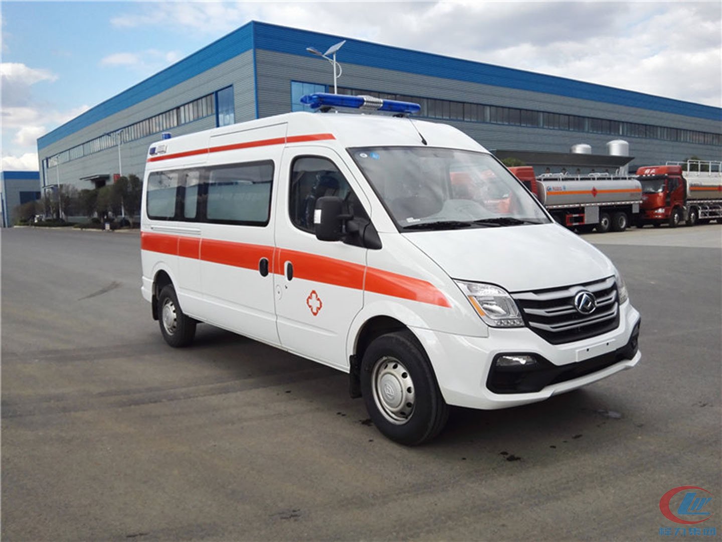 國六大通V80長軸中頂轉(zhuǎn)運型救護車