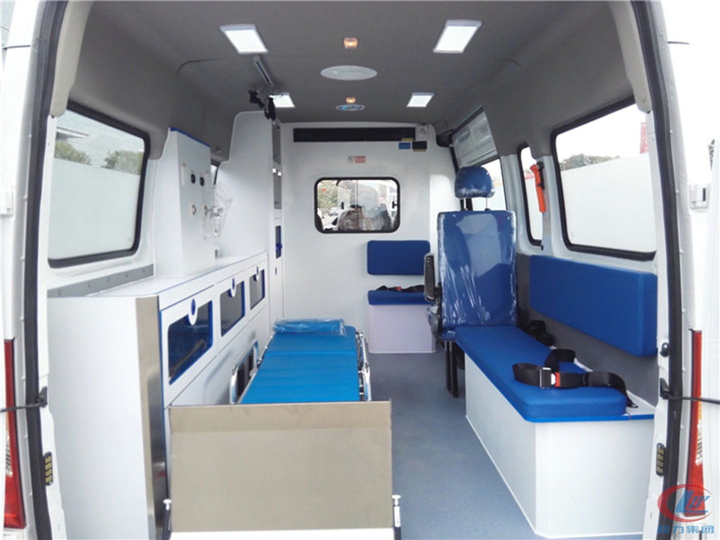 國六大通V80長軸中頂轉(zhuǎn)運型救護車