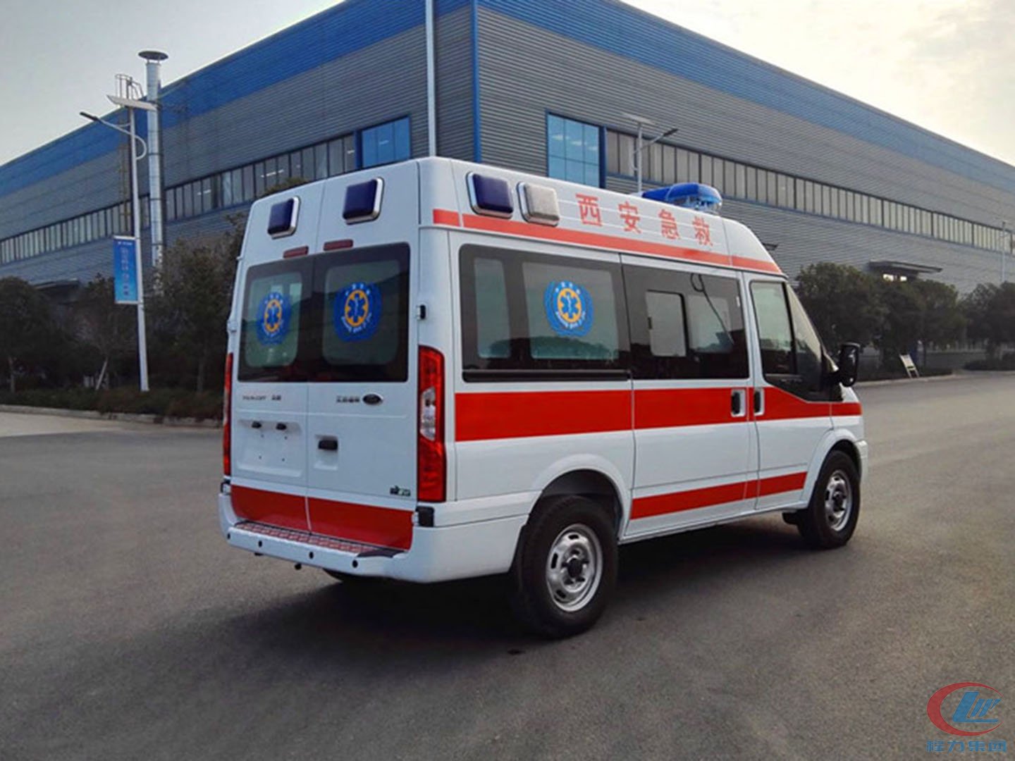 國(guó)六福特V348短軸中頂救護(hù)車