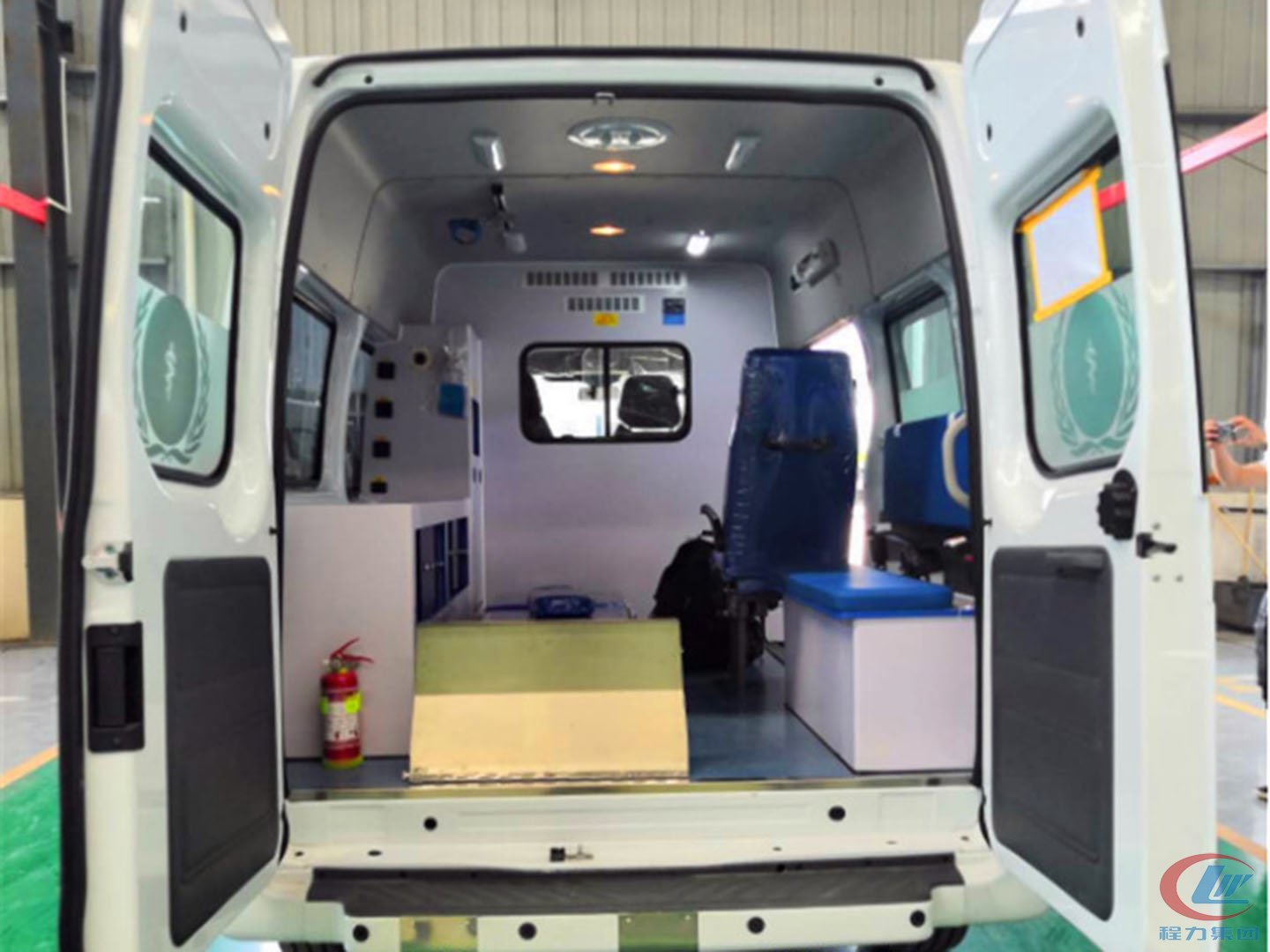 國(guó)六福特V348短軸中頂救護(hù)車