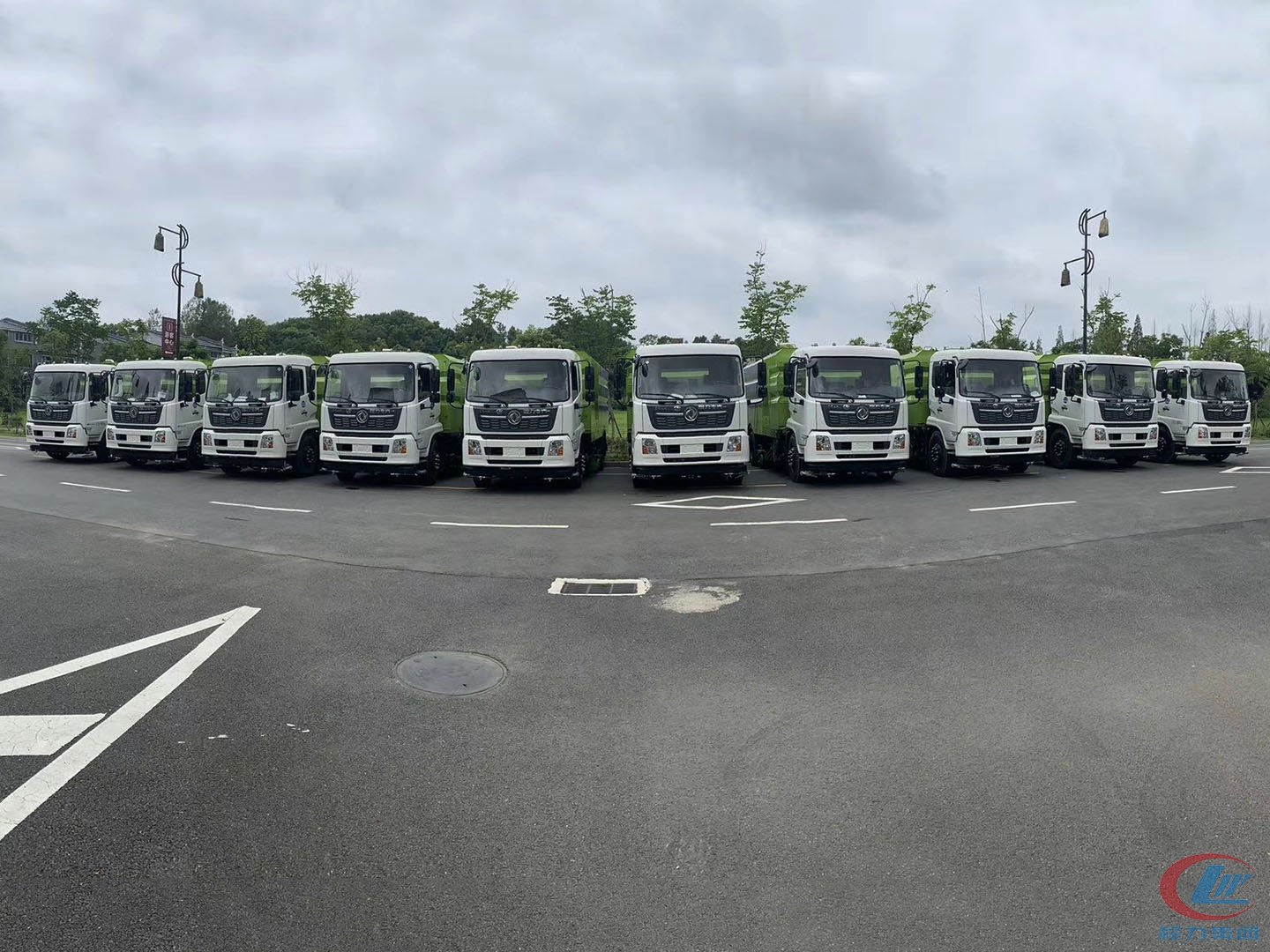 程力集團(tuán)東風(fēng)天錦洗掃車批量交車