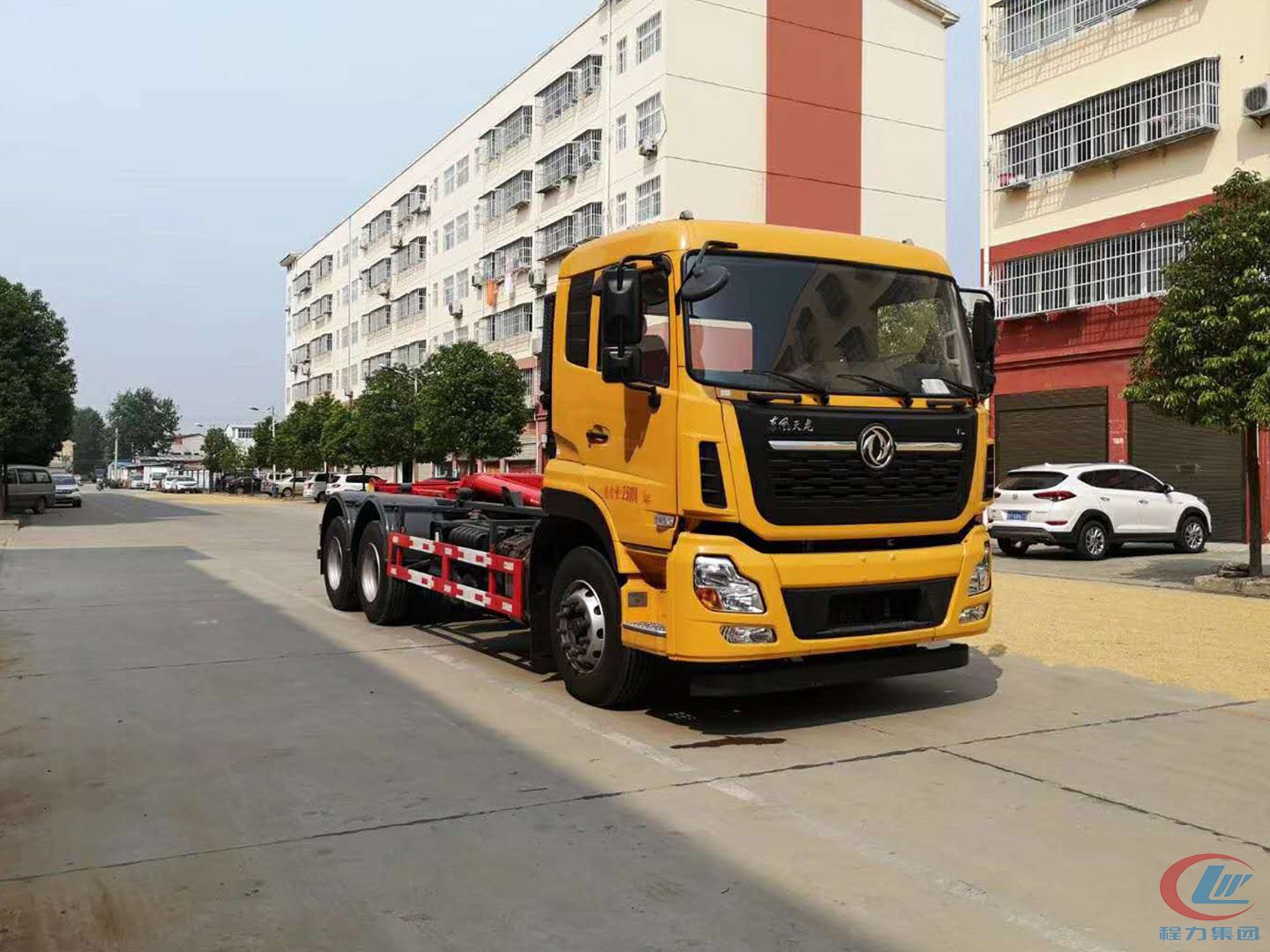 東風(fēng)天龍25噸國(guó)六鉤臂式垃圾車