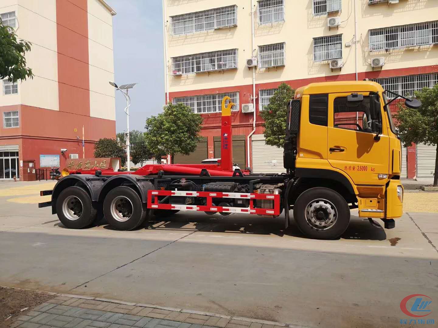 東風(fēng)天龍25噸國(guó)六鉤臂式垃圾車