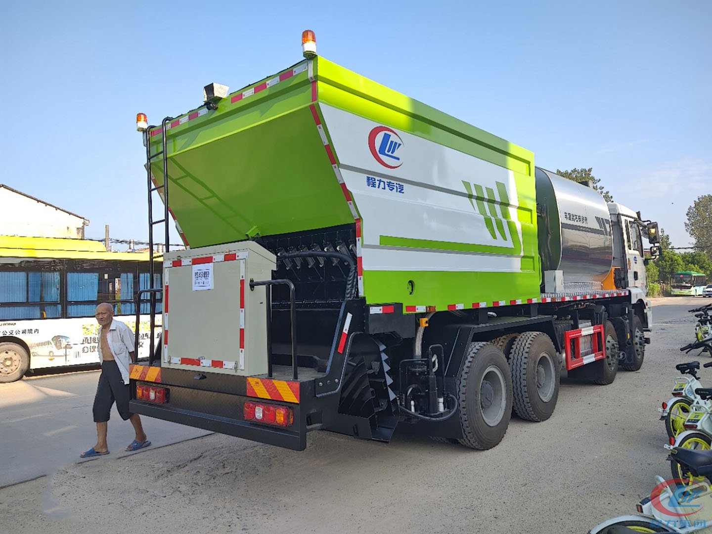 國(guó)六陜汽德龍前四后八同步碎石封層車(chē)