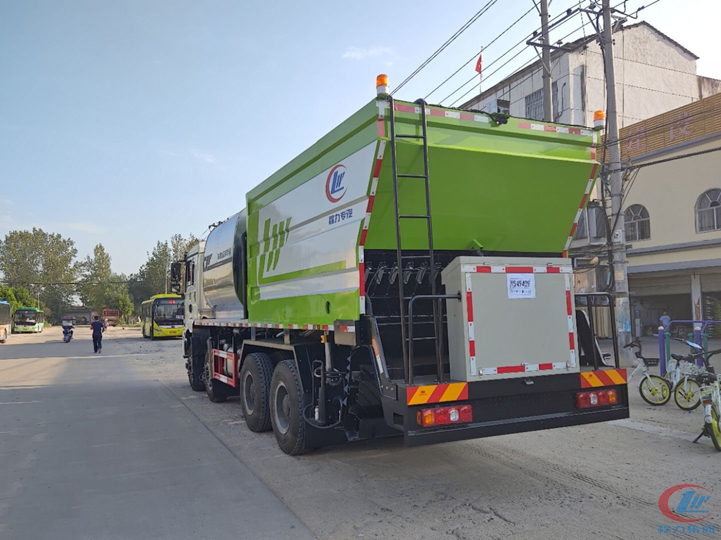 國(guó)六陜汽德龍前四后八同步碎石封層車(chē)