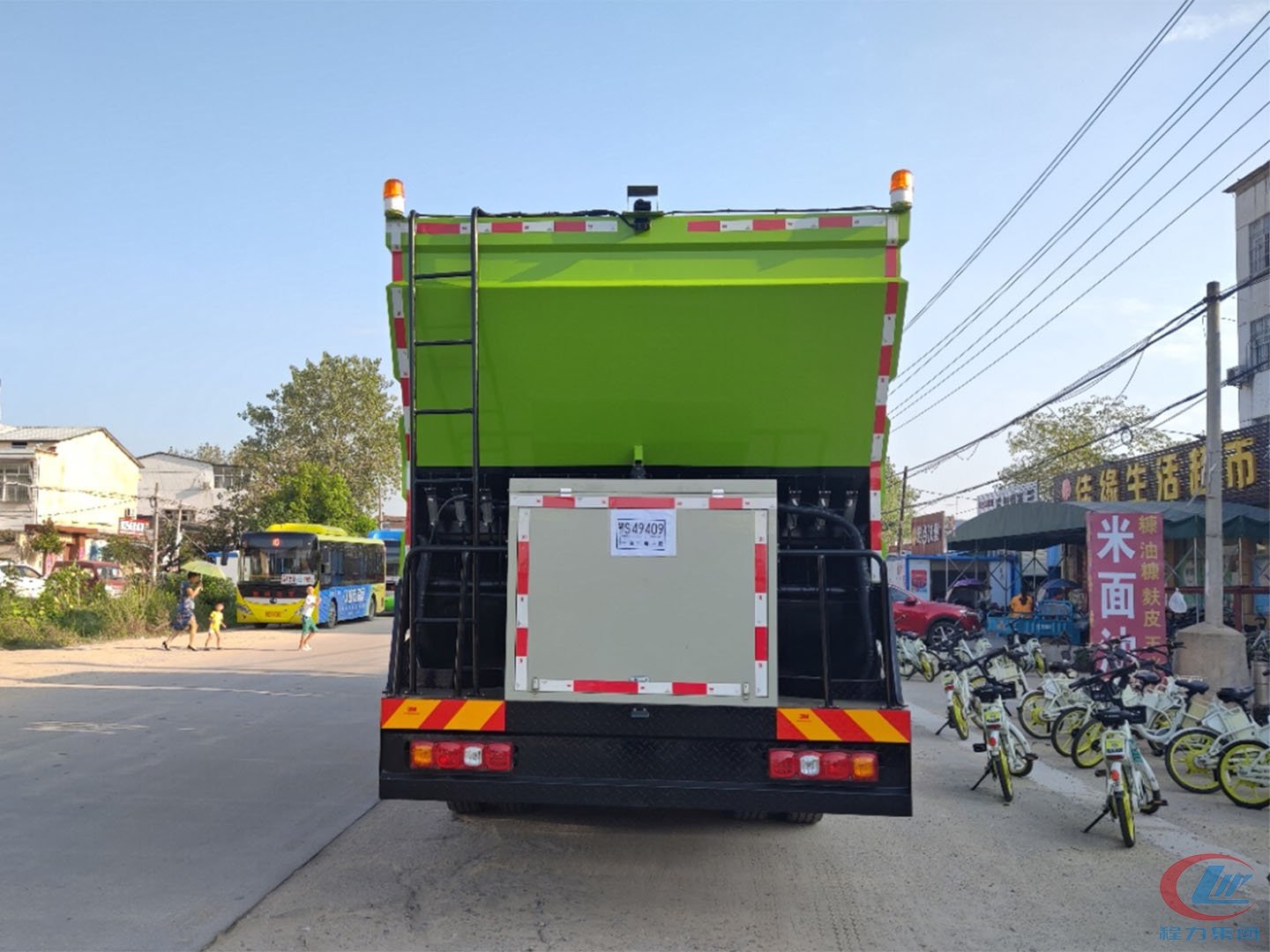 國(guó)六陜汽德龍前四后八同步碎石封層車(chē)