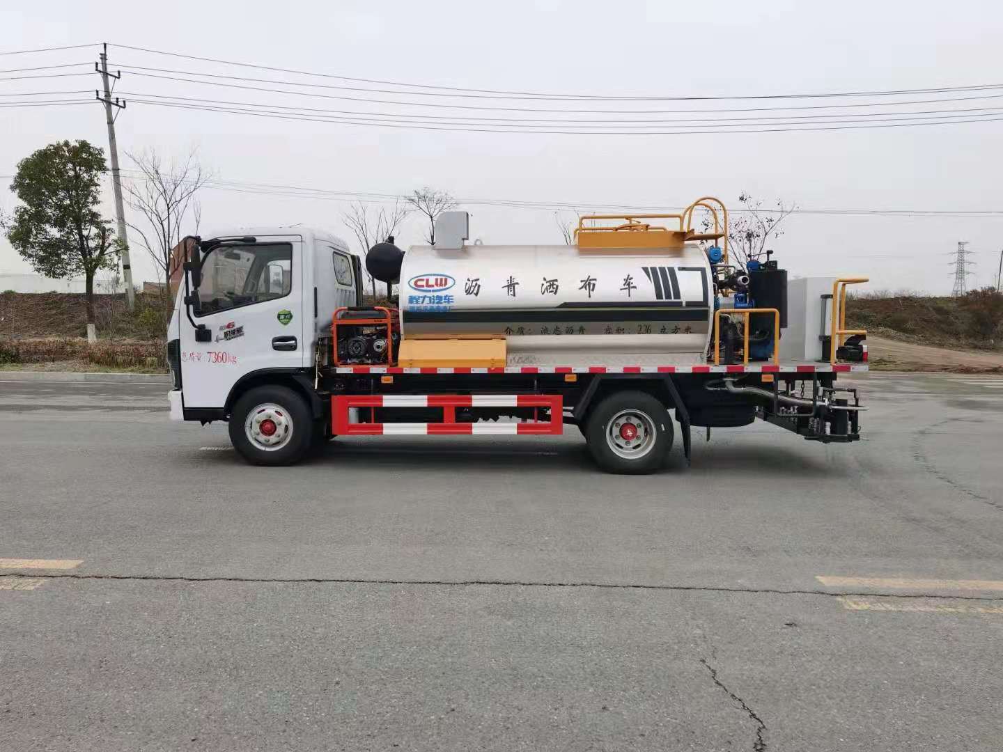 國(guó)六東風(fēng)小多利卡4方智能瀝青灑布車(chē)