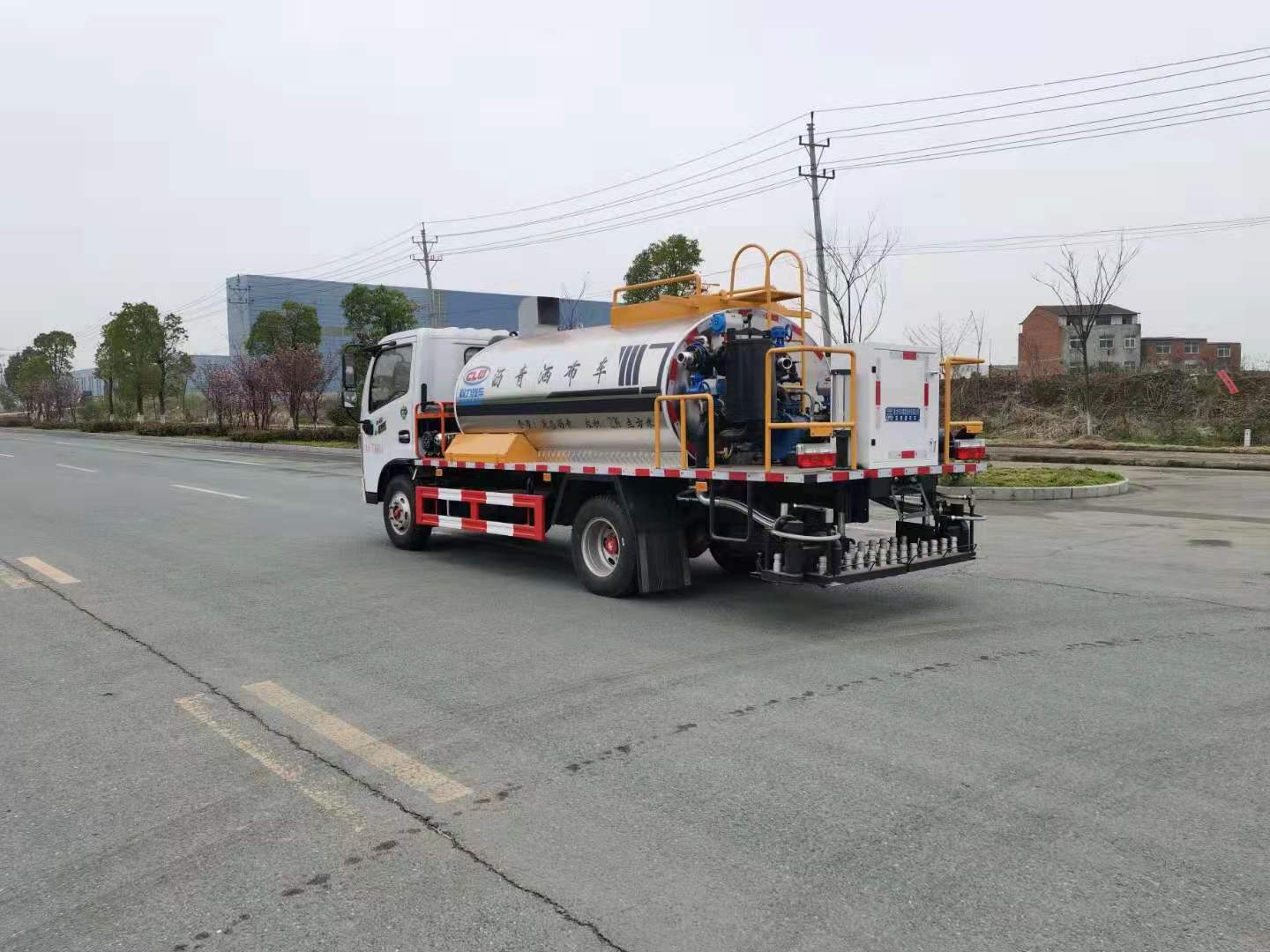 國(guó)六東風(fēng)小多利卡4方智能瀝青灑布車(chē)