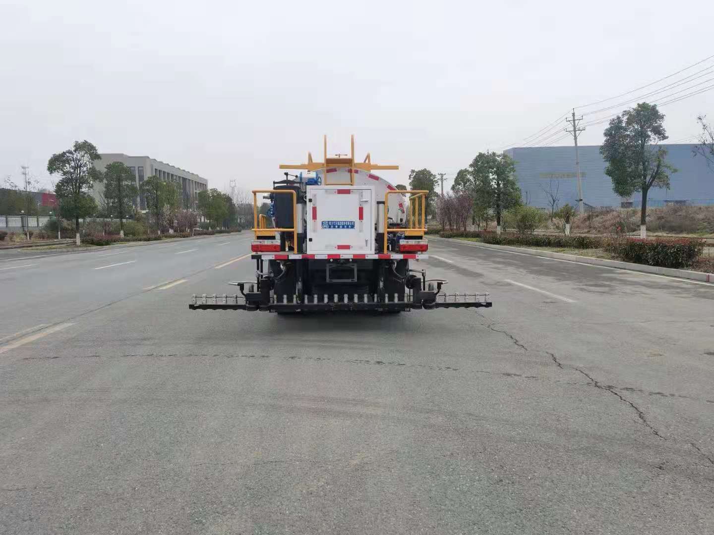 國(guó)六東風(fēng)小多利卡4方智能瀝青灑布車(chē)