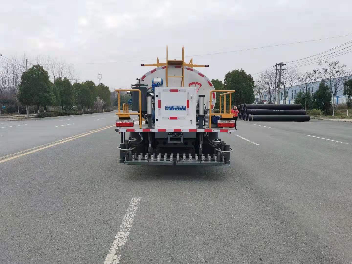 國(guó)六東風(fēng)多利卡6.5方瀝青灑布車