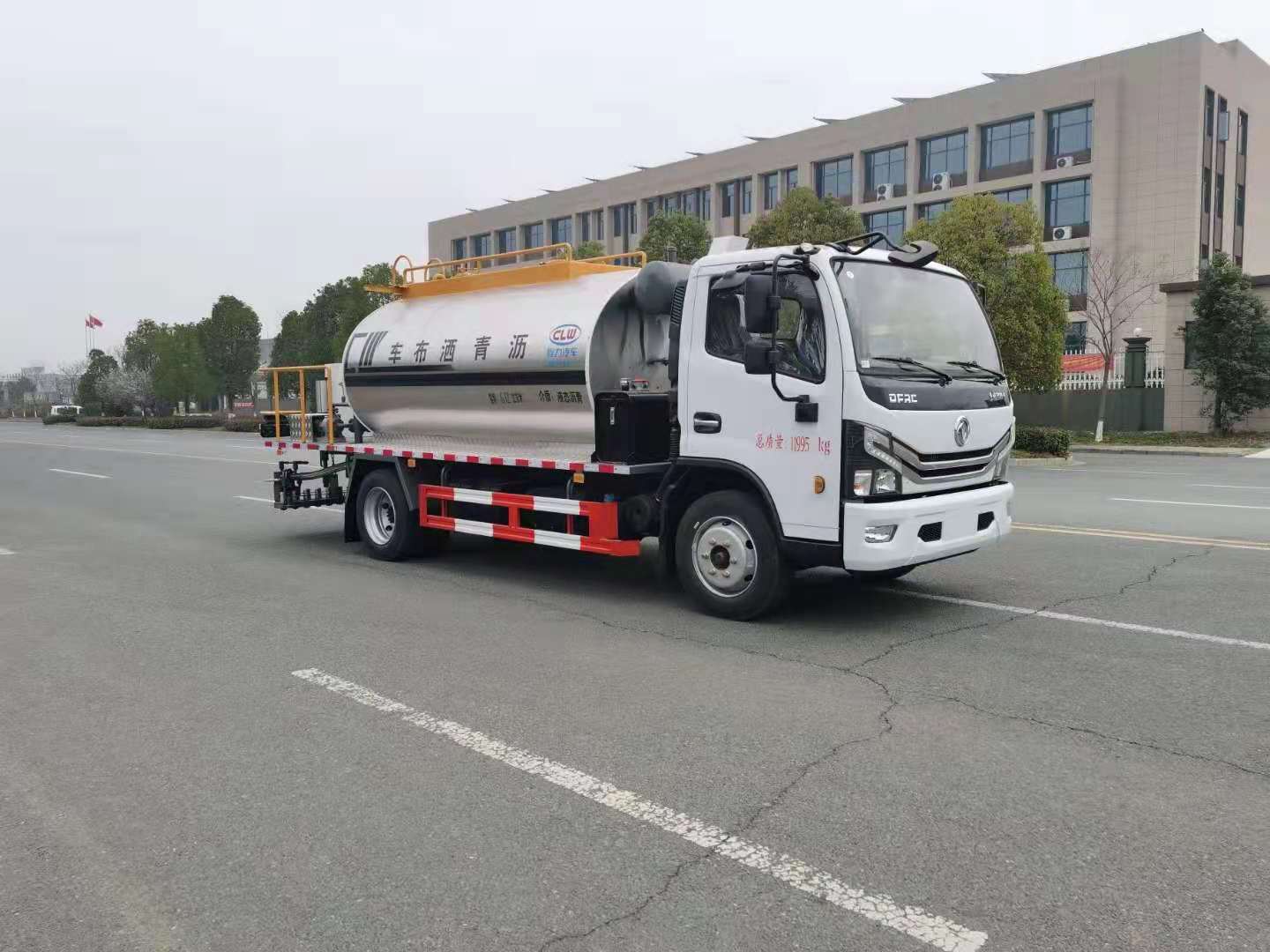 國(guó)六東風(fēng)多利卡6.5方瀝青灑布車