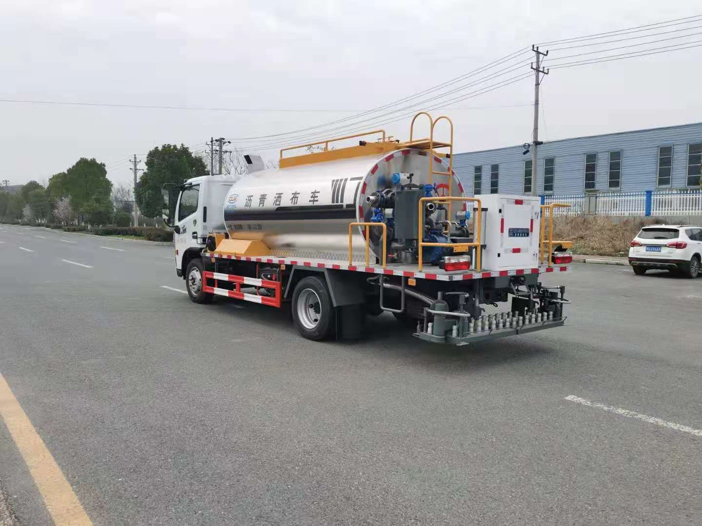 國(guó)六東風(fēng)多利卡6.5方瀝青灑布車