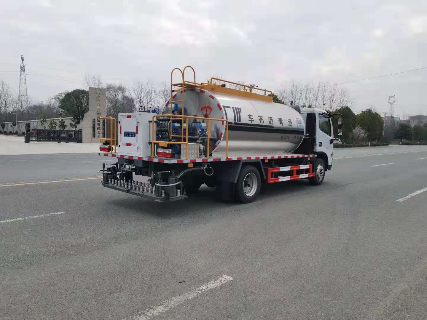 國(guó)六東風(fēng)多利卡6.5方瀝青灑布車