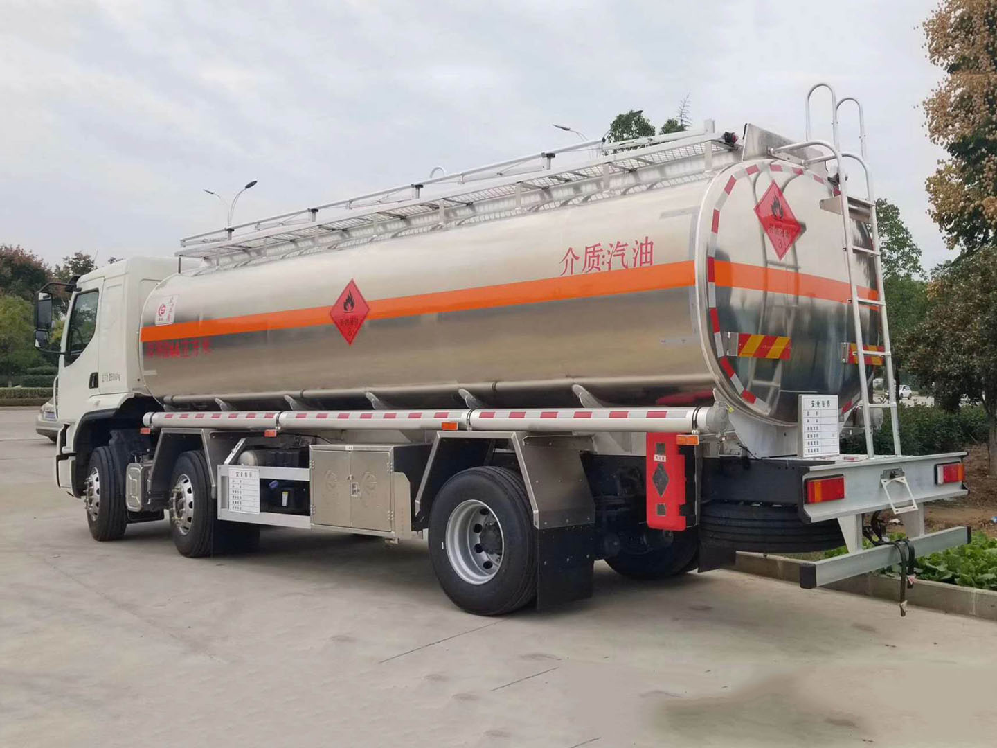 國(guó)六東風(fēng)柳汽乘龍鋁合金運(yùn)油車(chē)