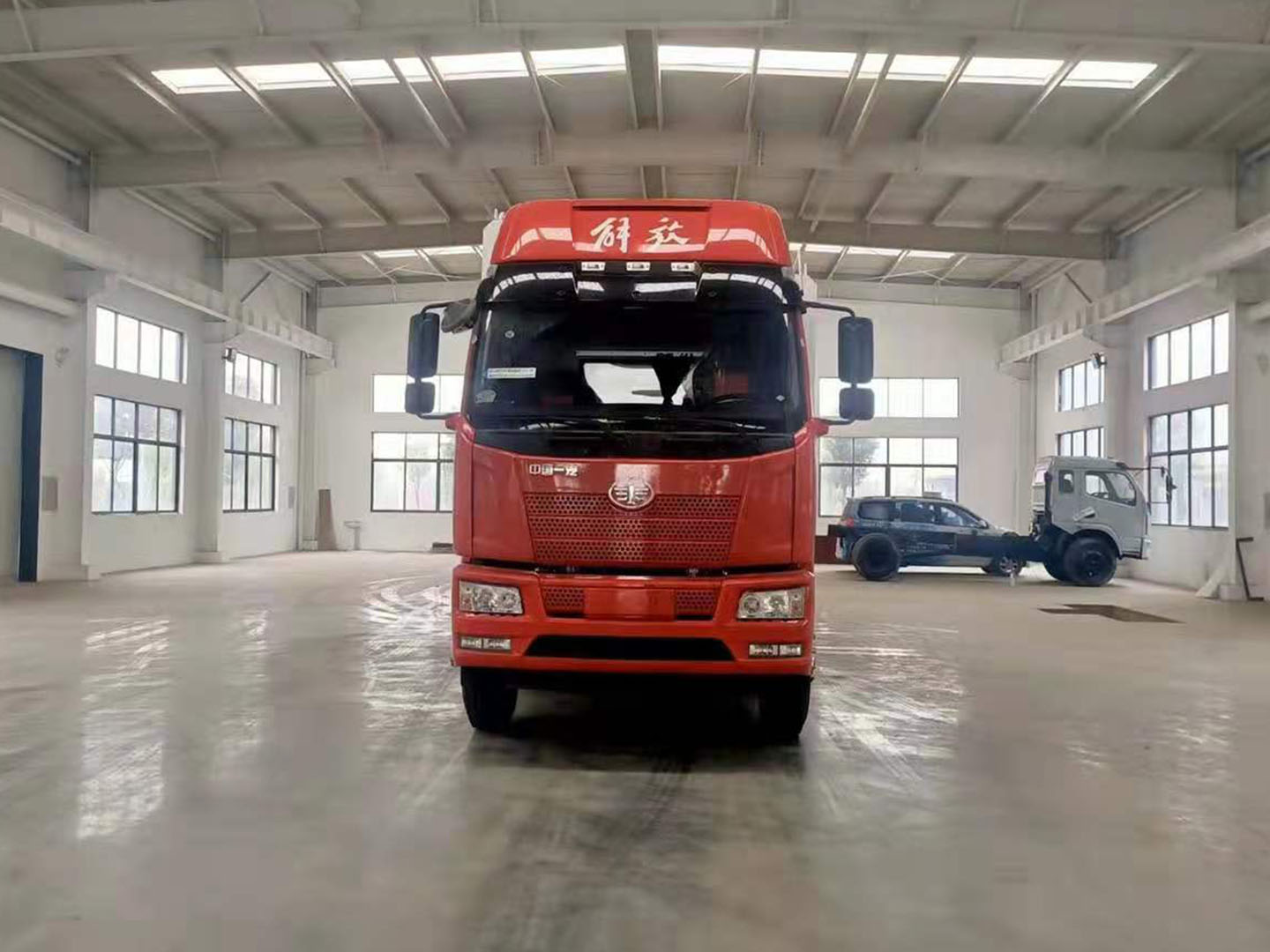 國六解放J6小三軸散裝飼料運輸車