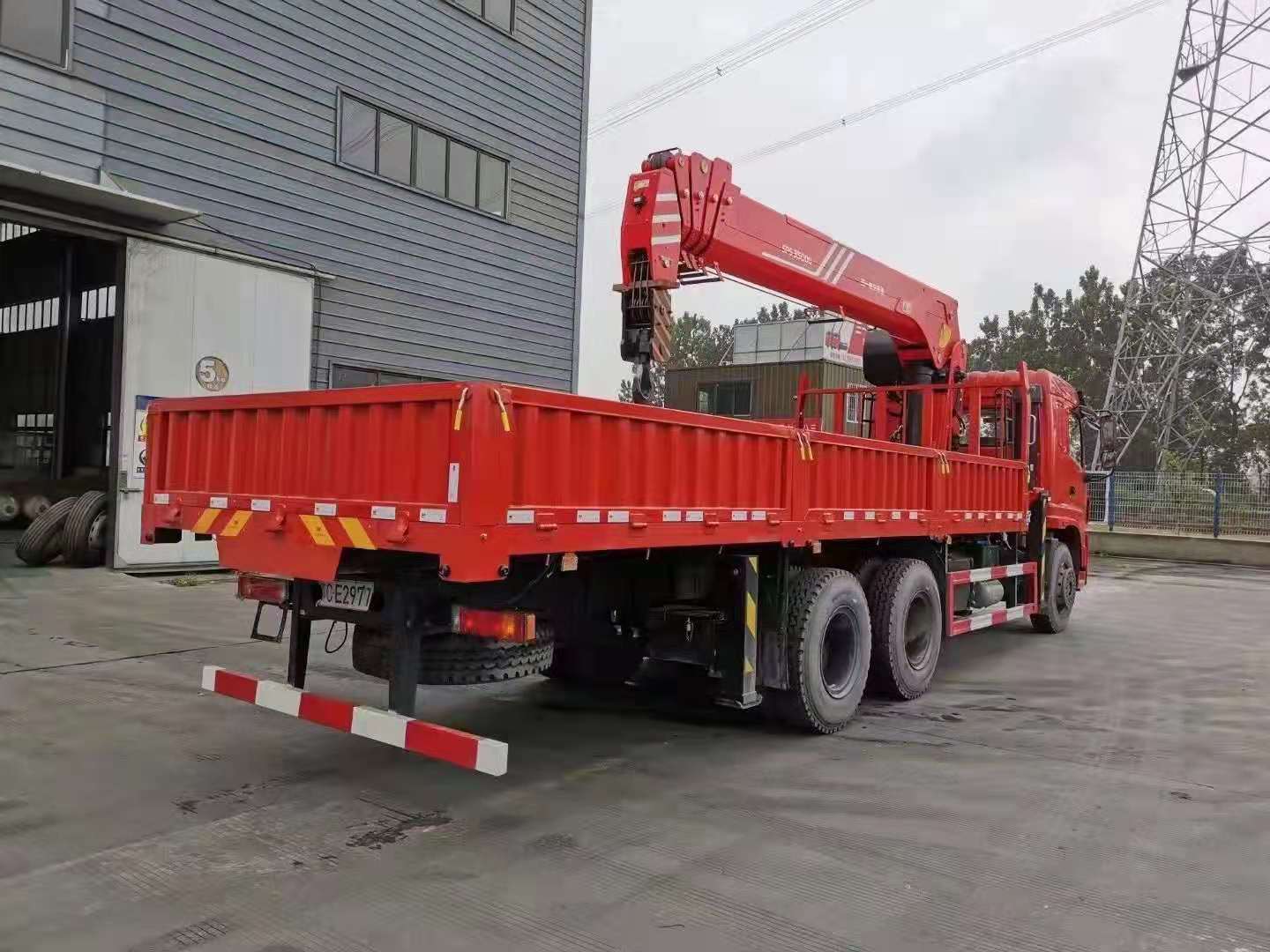 國(guó)六三環(huán)昊龍后八輪隨車吊圖片