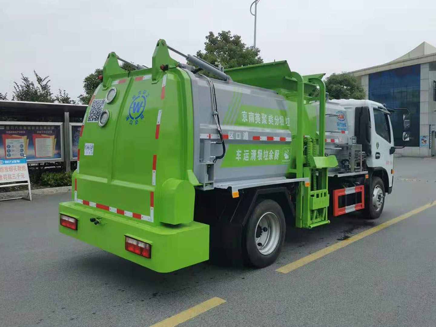 國(guó)六東風(fēng)多利卡8立方餐廚垃圾車(chē)