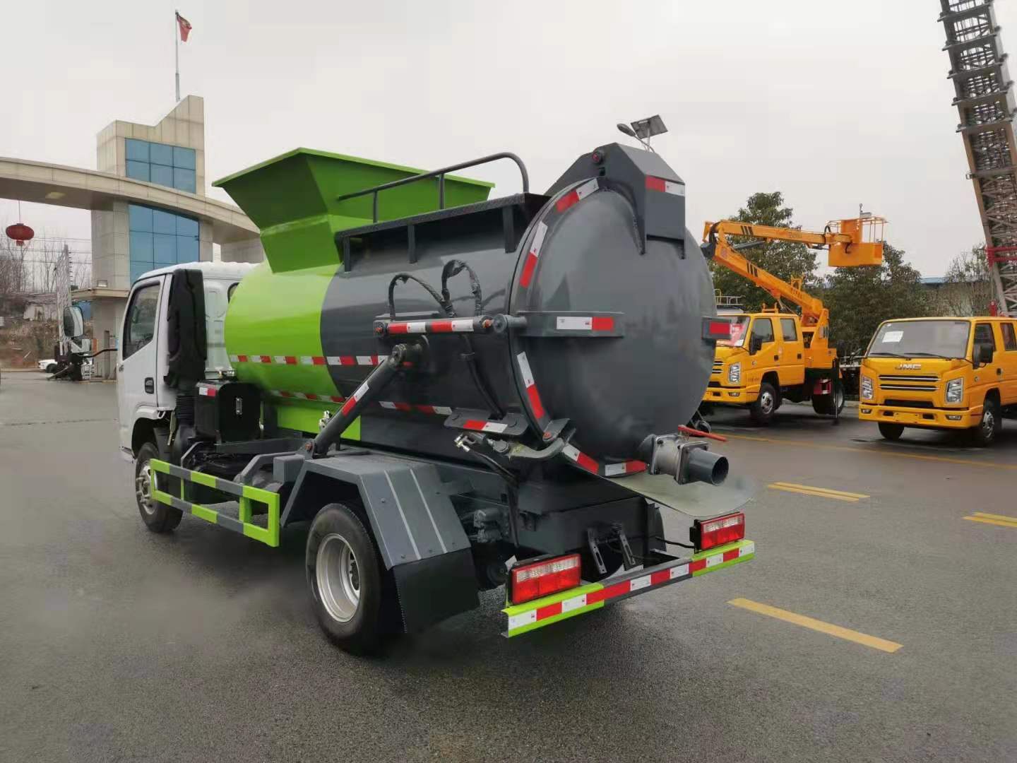 國(guó)六東風(fēng)福瑞卡（圓罐）餐廚垃圾車