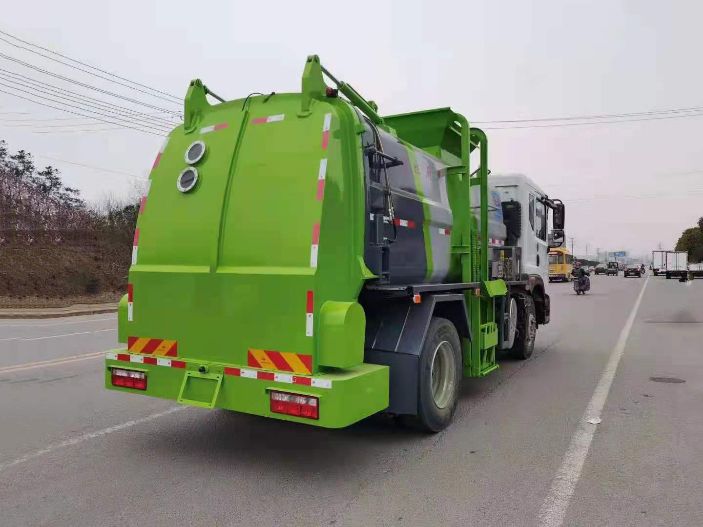 國六東風(fēng)多利卡D9方罐餐廚垃圾車圖片