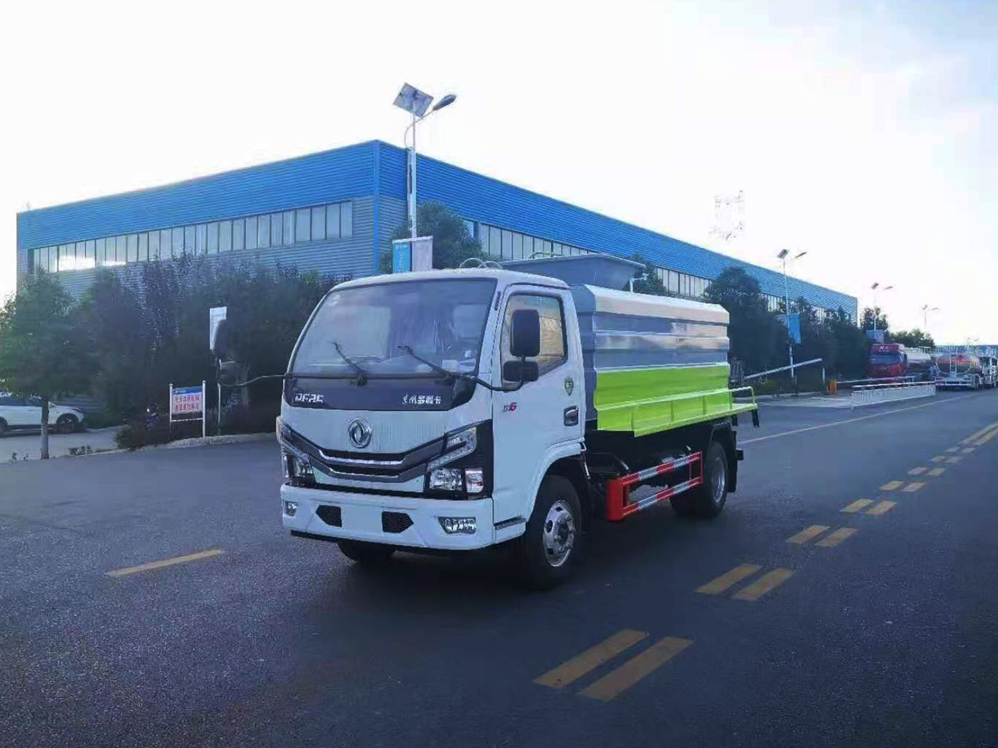 國(guó)六東風(fēng)多利卡藍(lán)牌餐廚垃圾車