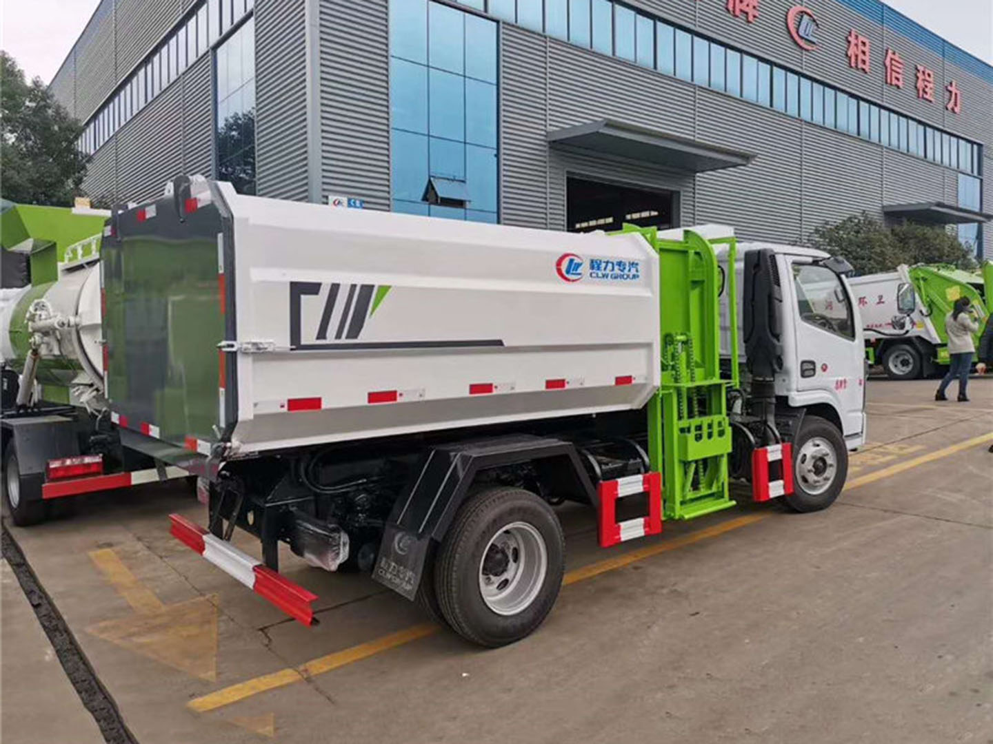 國(guó)六東風(fēng)多利卡5方掛桶式垃圾車(chē)