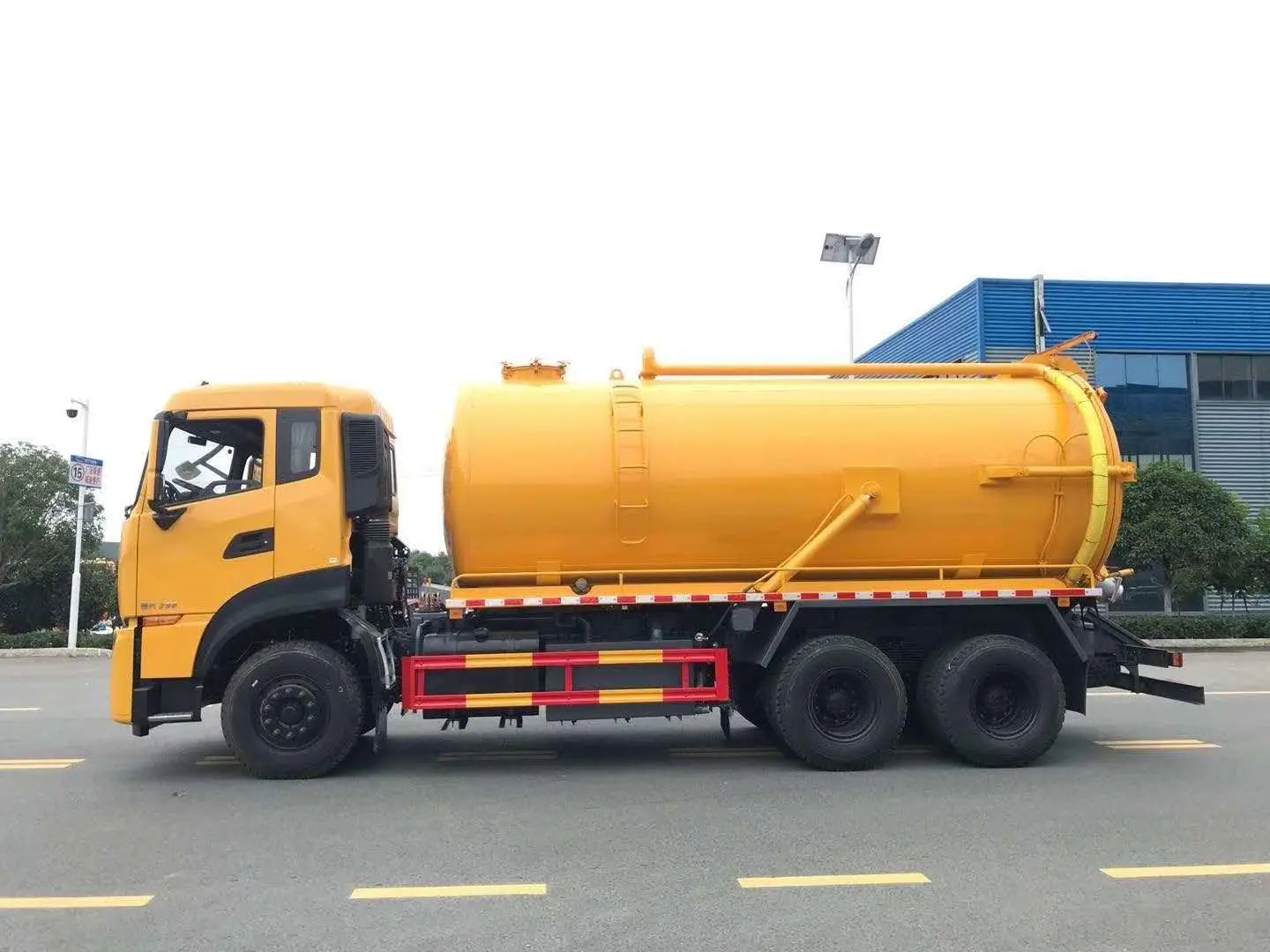 國(guó)六東風(fēng)天龍后雙橋19方吸污車