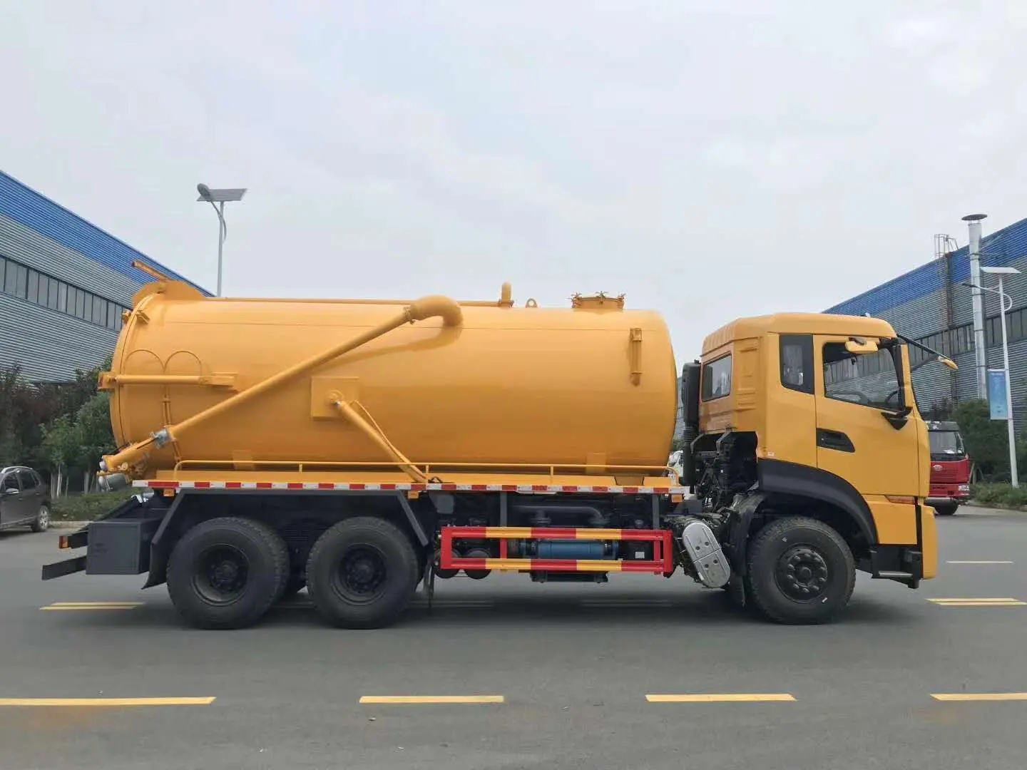 國(guó)六東風(fēng)天龍后雙橋19方吸污車