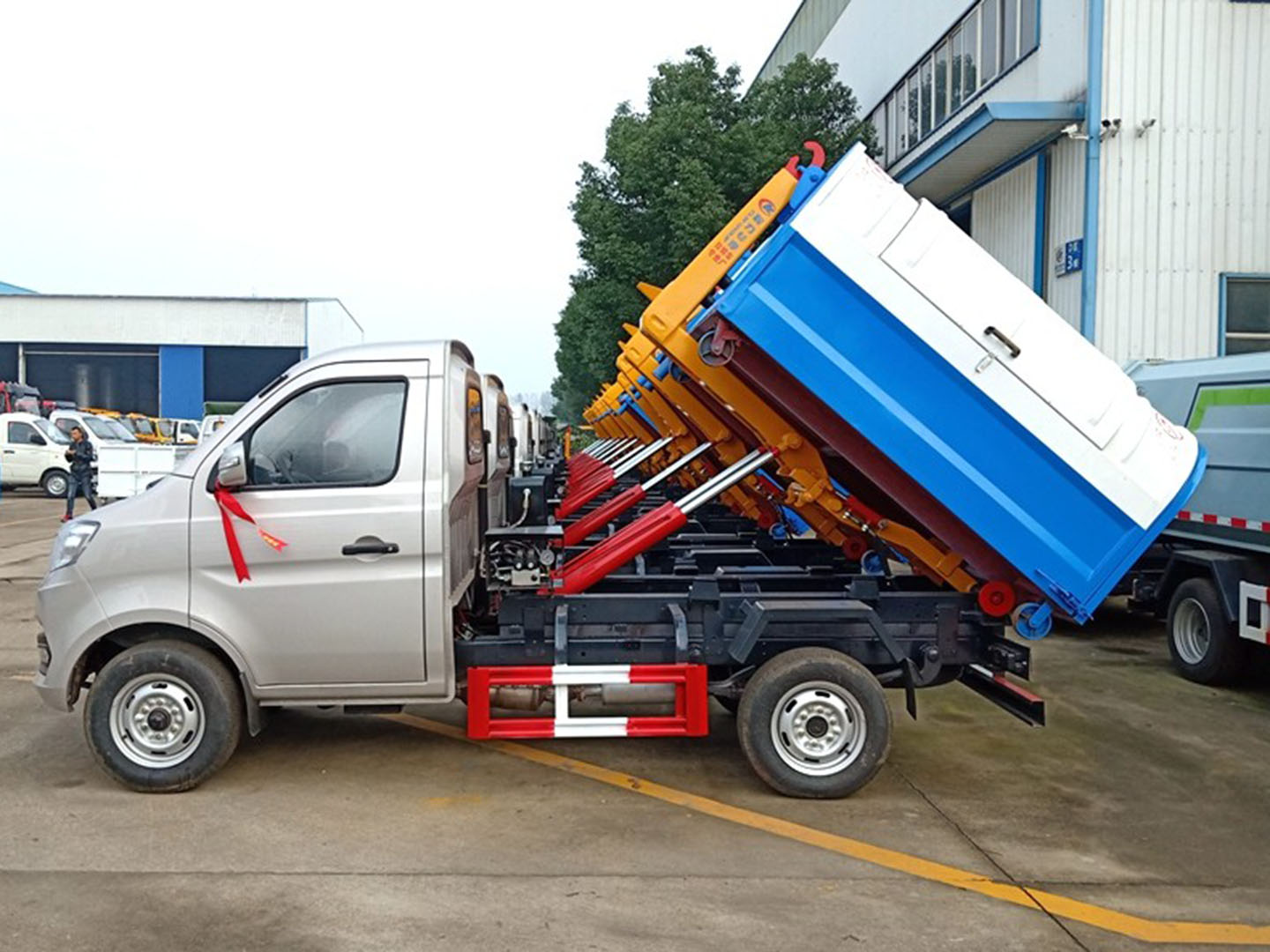 程力集團(tuán)國六長安勾臂垃圾車批量發(fā)車