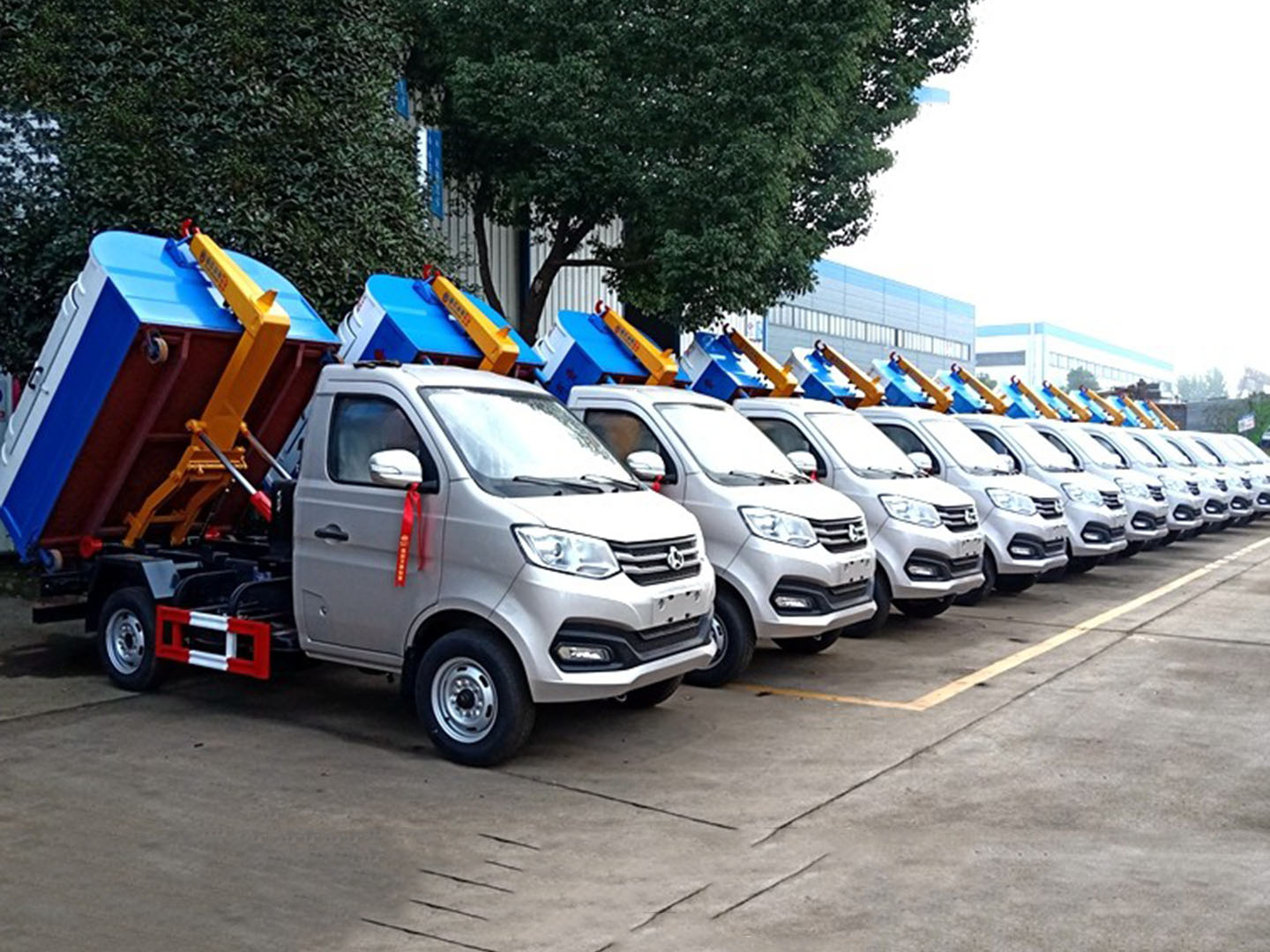 程力集團(tuán)國六長安勾臂垃圾車批量發(fā)車