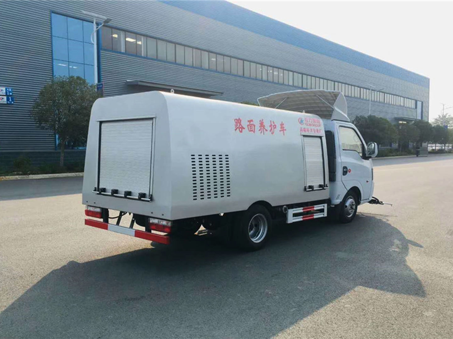 東風(fēng)途逸路面養(yǎng)護(hù)車
