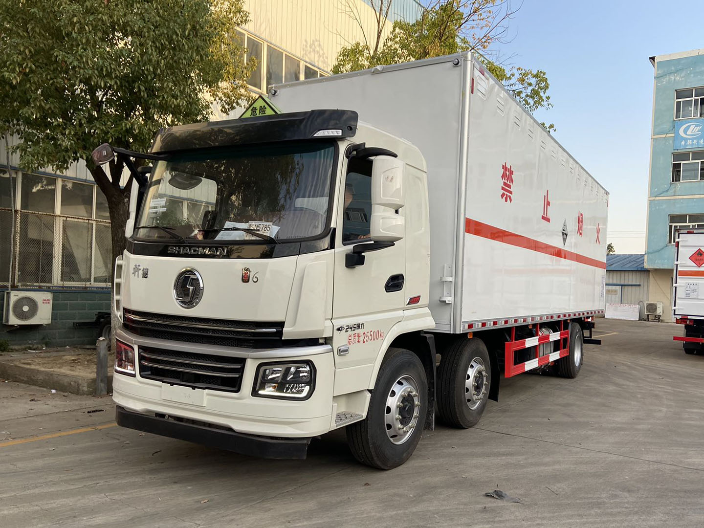 陜汽小三軸8類腐蝕性物品廂式運(yùn)輸車