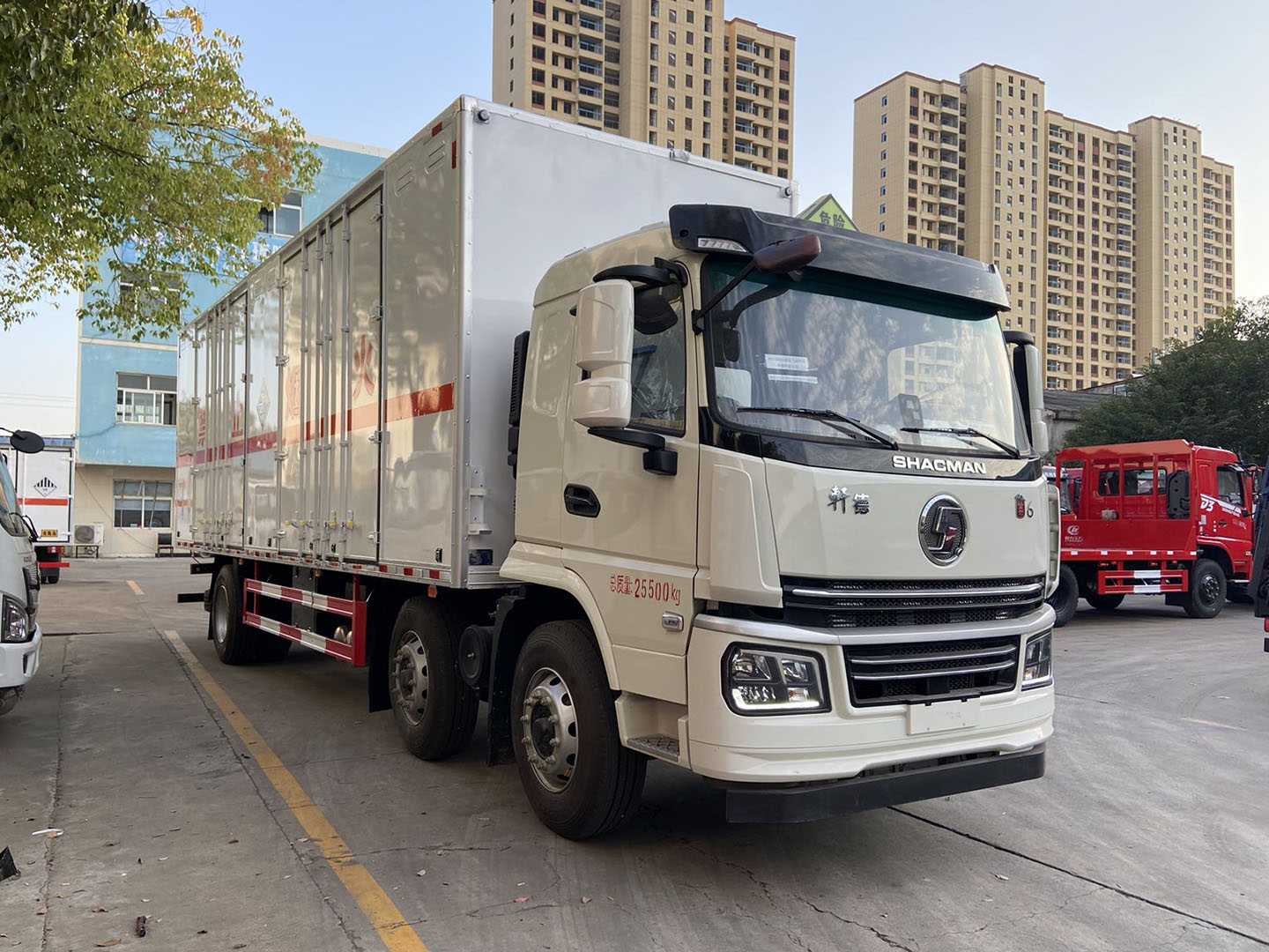 陜汽小三軸8類腐蝕性物品廂式運(yùn)輸車