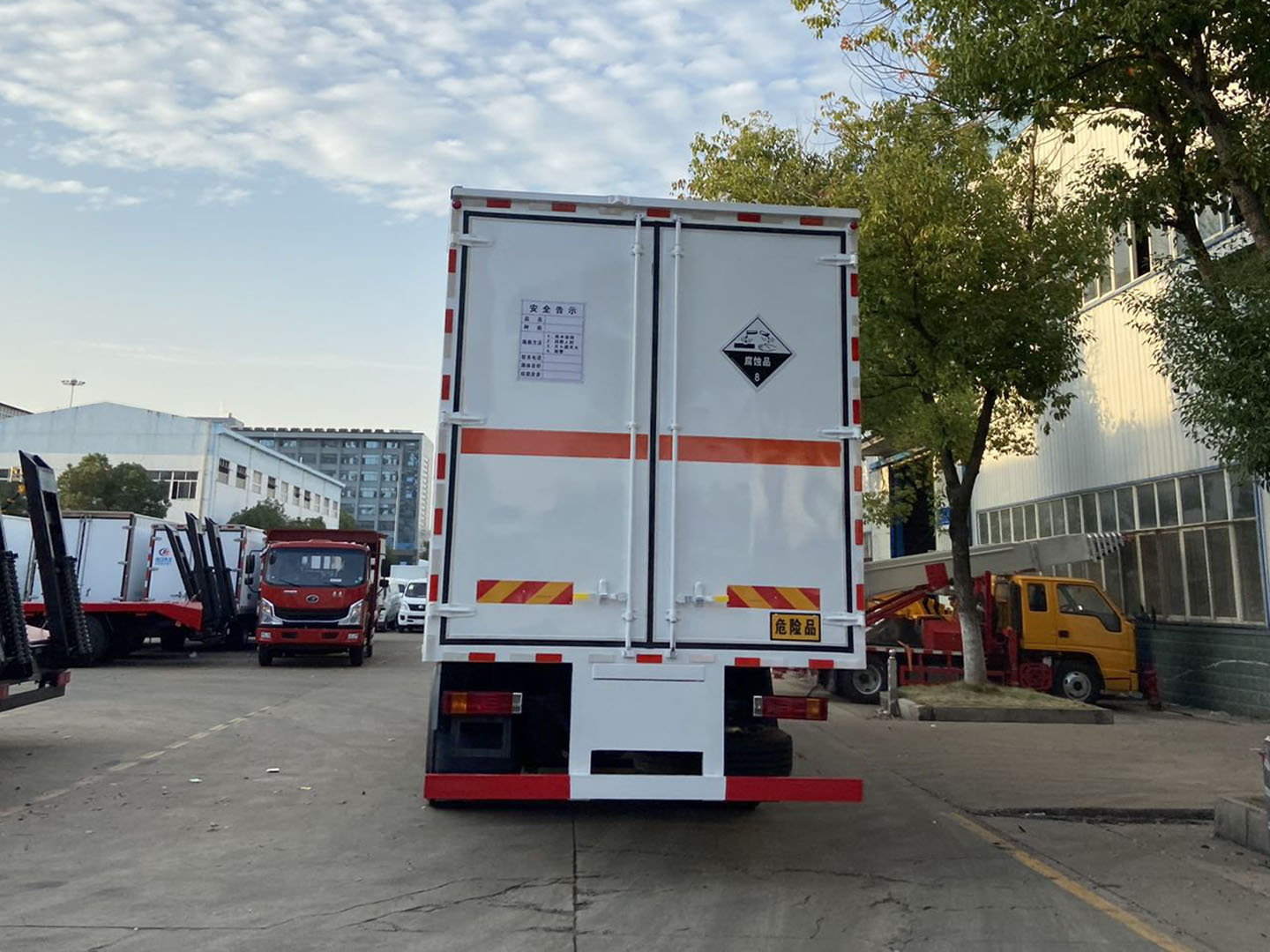 陜汽小三軸8類腐蝕性物品廂式運(yùn)輸車