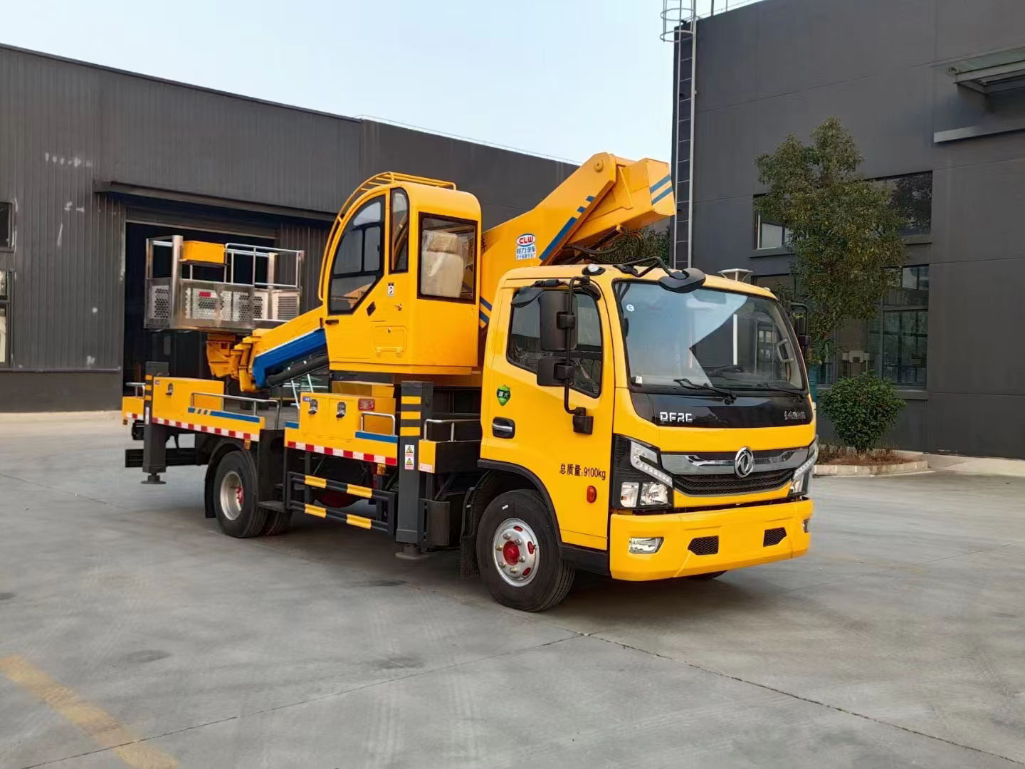 東風(fēng)多利卡直臂26米高空作業(yè)車(chē)