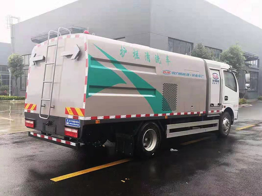 東風(fēng)大多利卡純電動(dòng)護(hù)欄清洗車