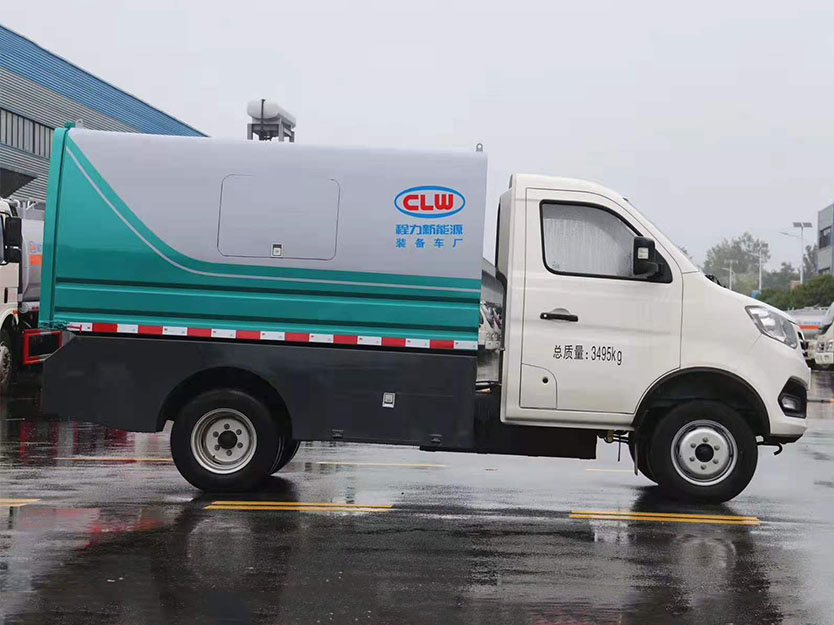 東風(fēng)大多利卡純電動(dòng)護(hù)欄清洗車(chē)