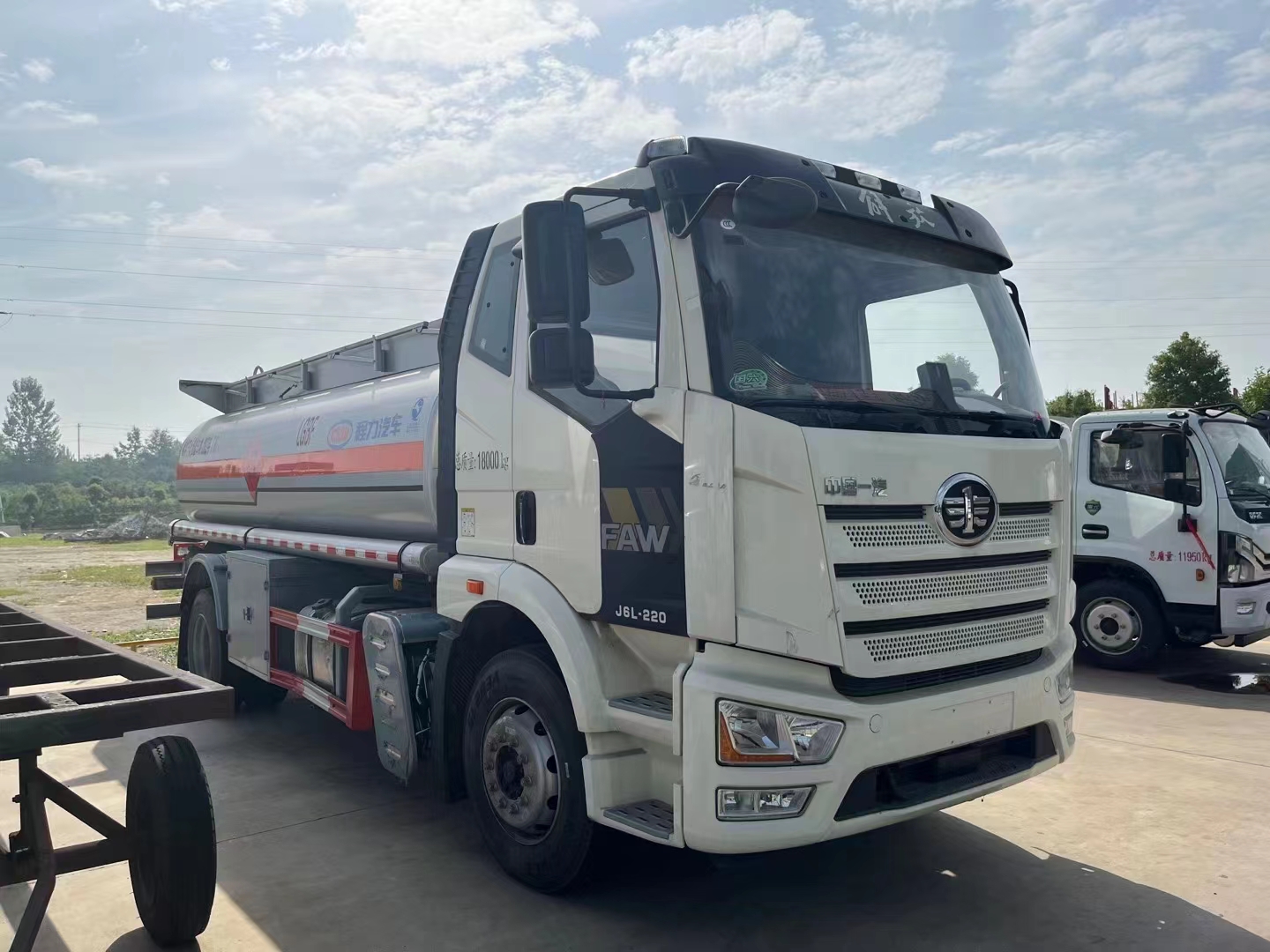 國(guó)六解放J6L運(yùn)油車