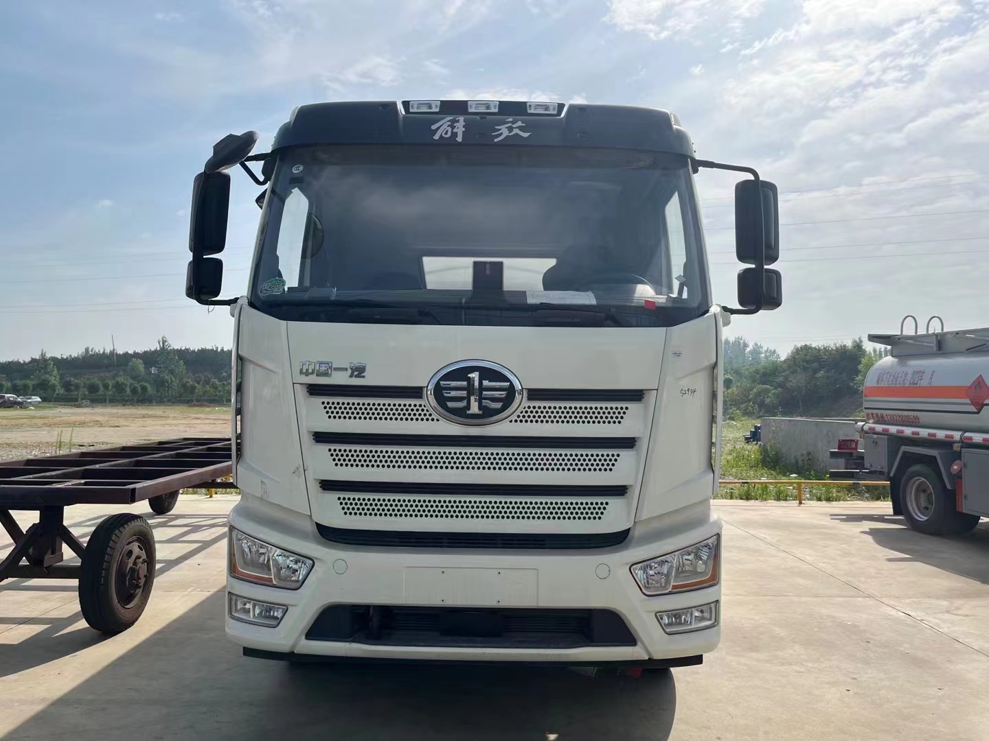 解放J6L運(yùn)油車