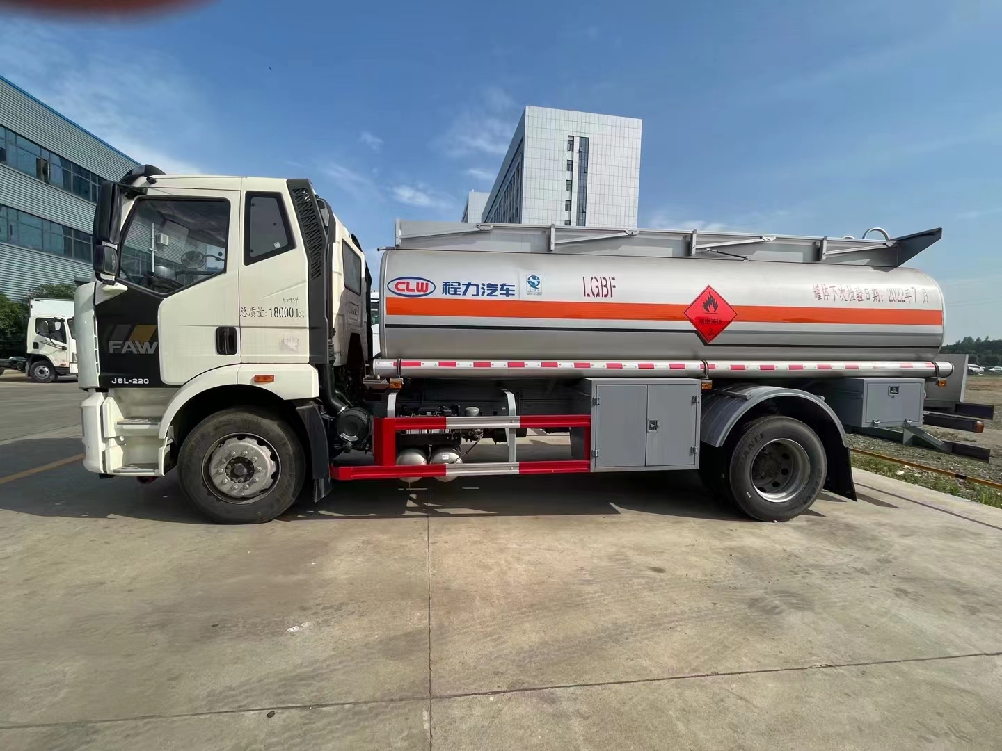 國(guó)六解放J6L運(yùn)油車