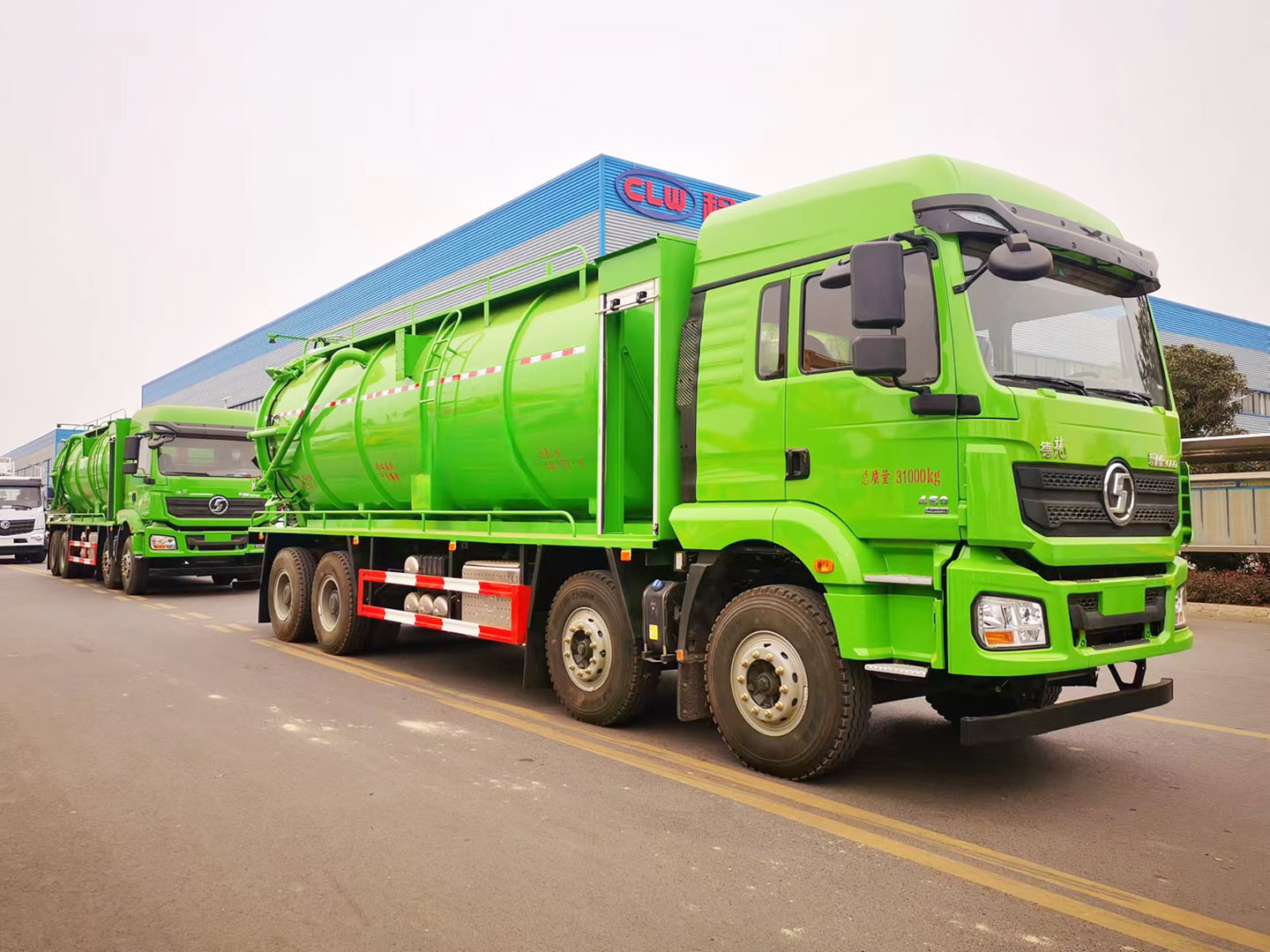 陜汽德龍前四后八30噸污泥運(yùn)輸車(chē)