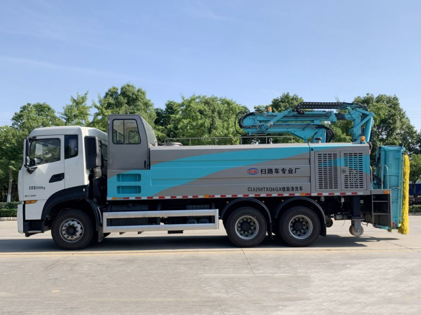 國(guó)六東風(fēng)天龍后雙橋墻面清洗車