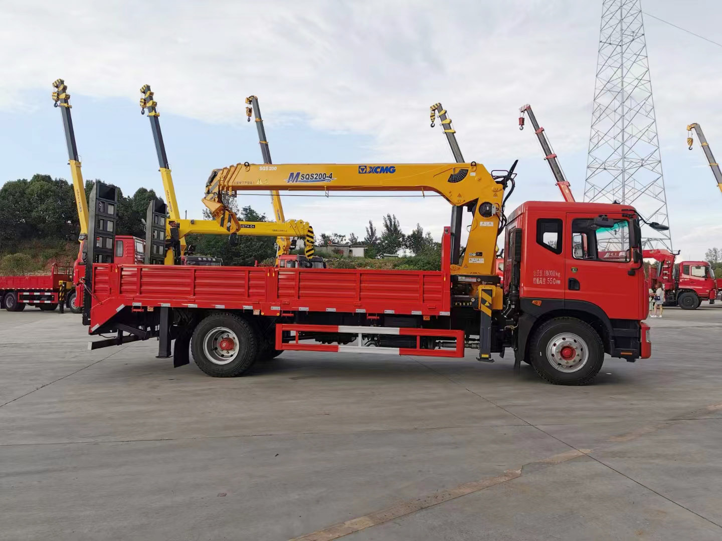 國(guó)六東風(fēng)多利卡D9隨車(chē)吊帶爬梯圖片