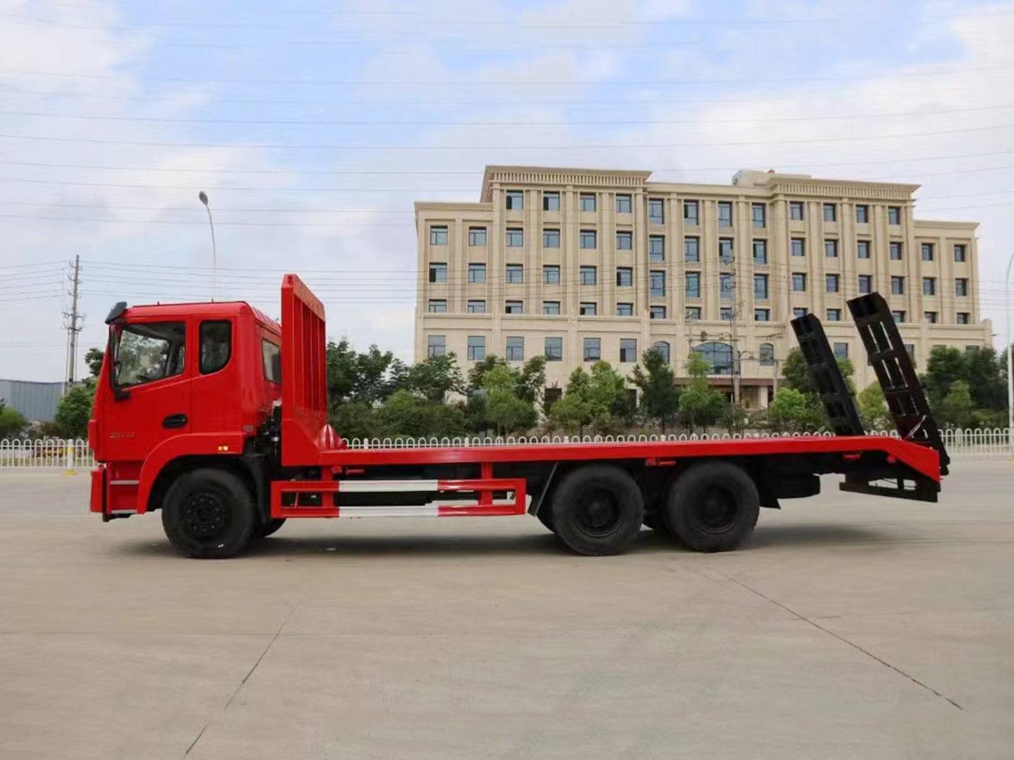 國六東風(fēng)錦程V6后八輪平板運輸車