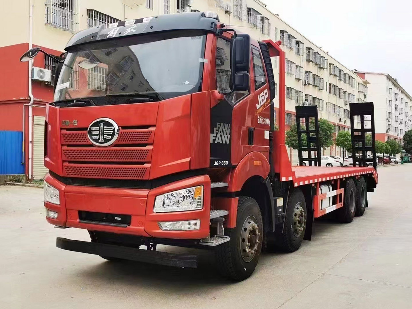 國(guó)六解放J6前四后八平板運(yùn)輸車(chē)