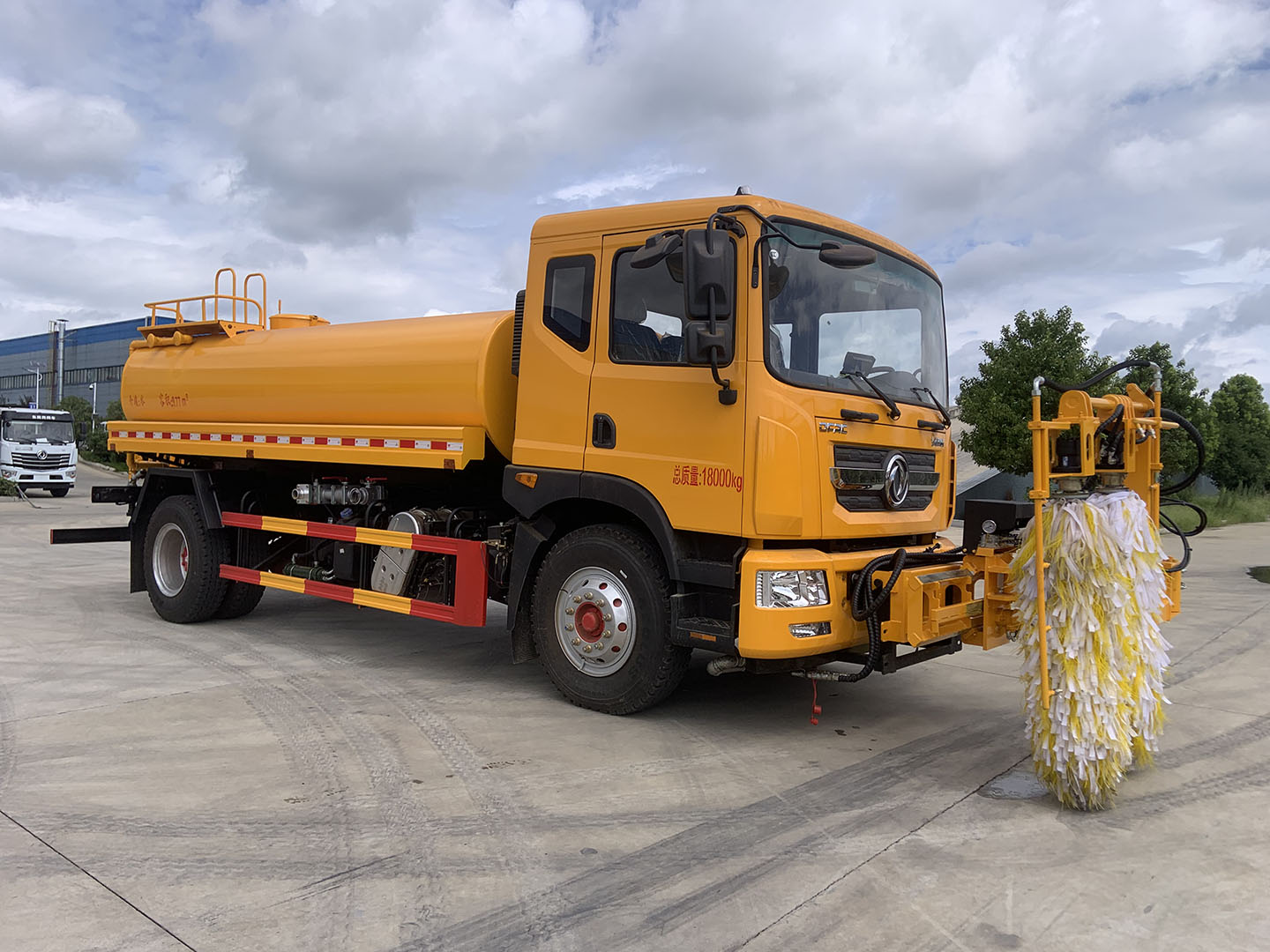 國(guó)六東風(fēng)D9城市護(hù)欄清洗車