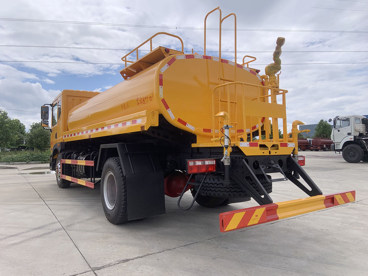 國(guó)六東風(fēng)D9城市護(hù)欄清洗車