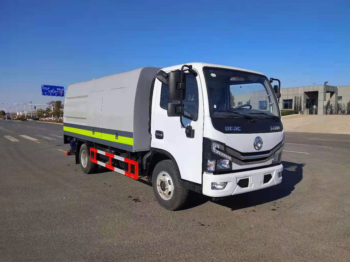 國六東風(fēng)小多利卡中置護(hù)欄清洗車