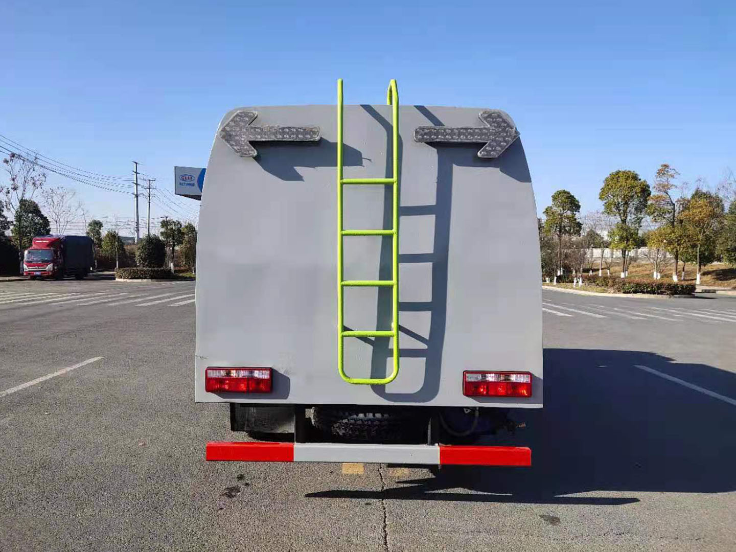 國六東風(fēng)小多利卡中置護(hù)欄清洗車